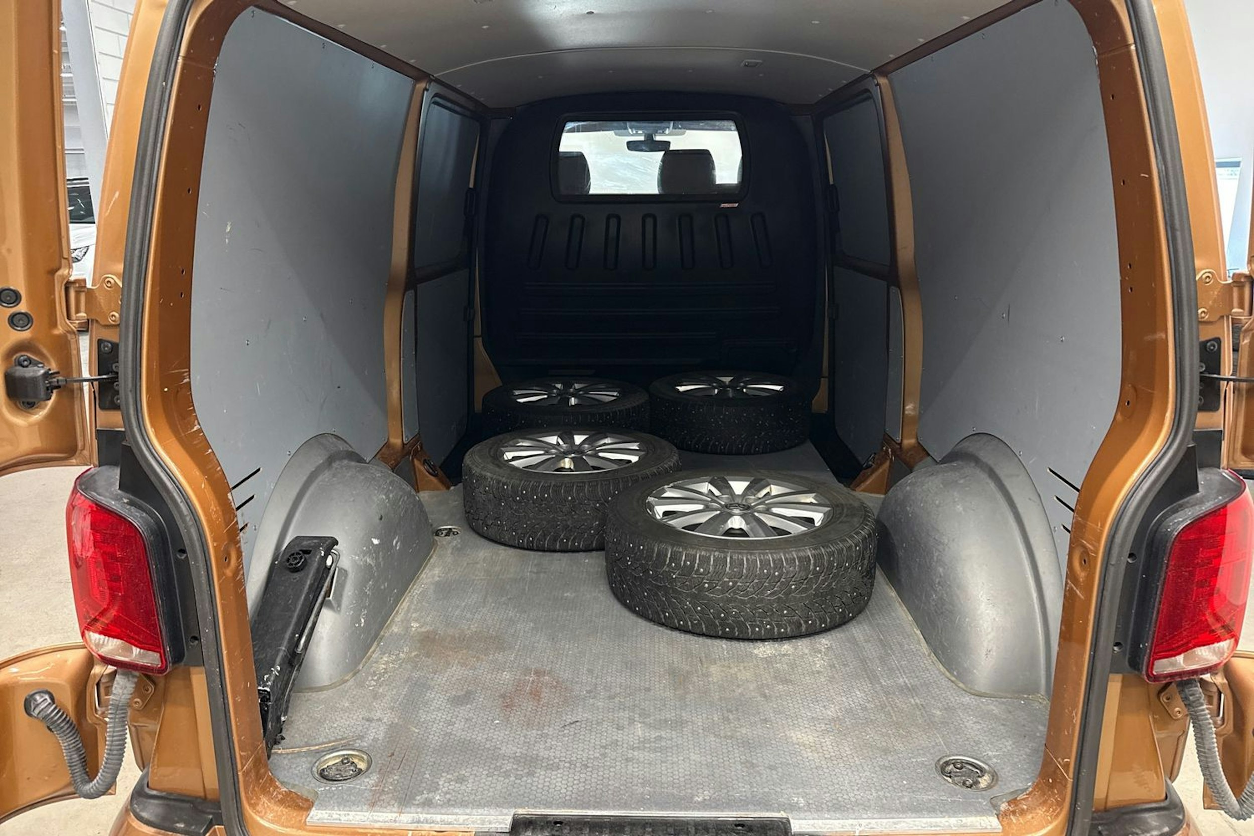 met. oranssi Volkswagen Transporter 2022 kuva 22.