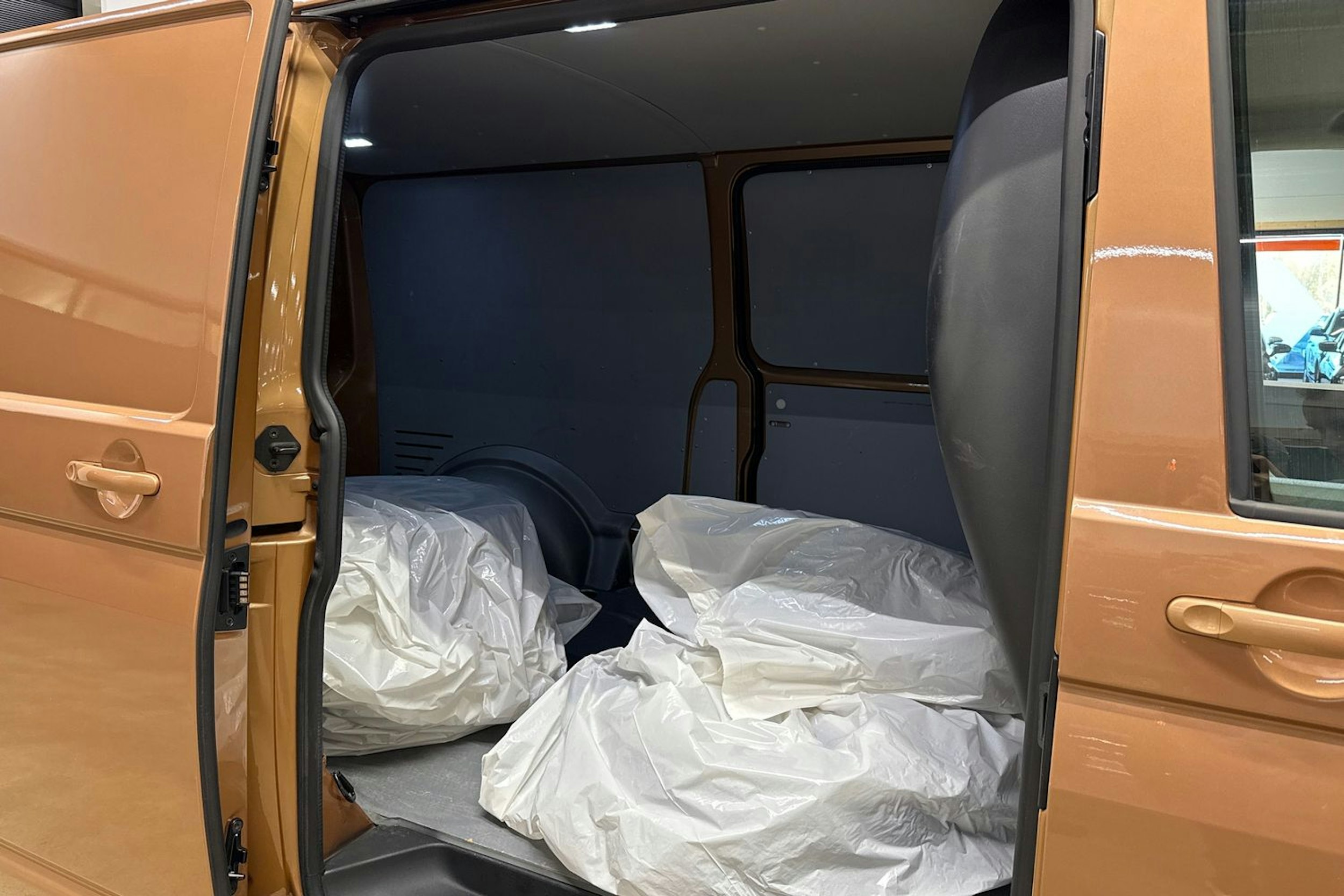met. oranssi Volkswagen Transporter 2022 kuva 27.