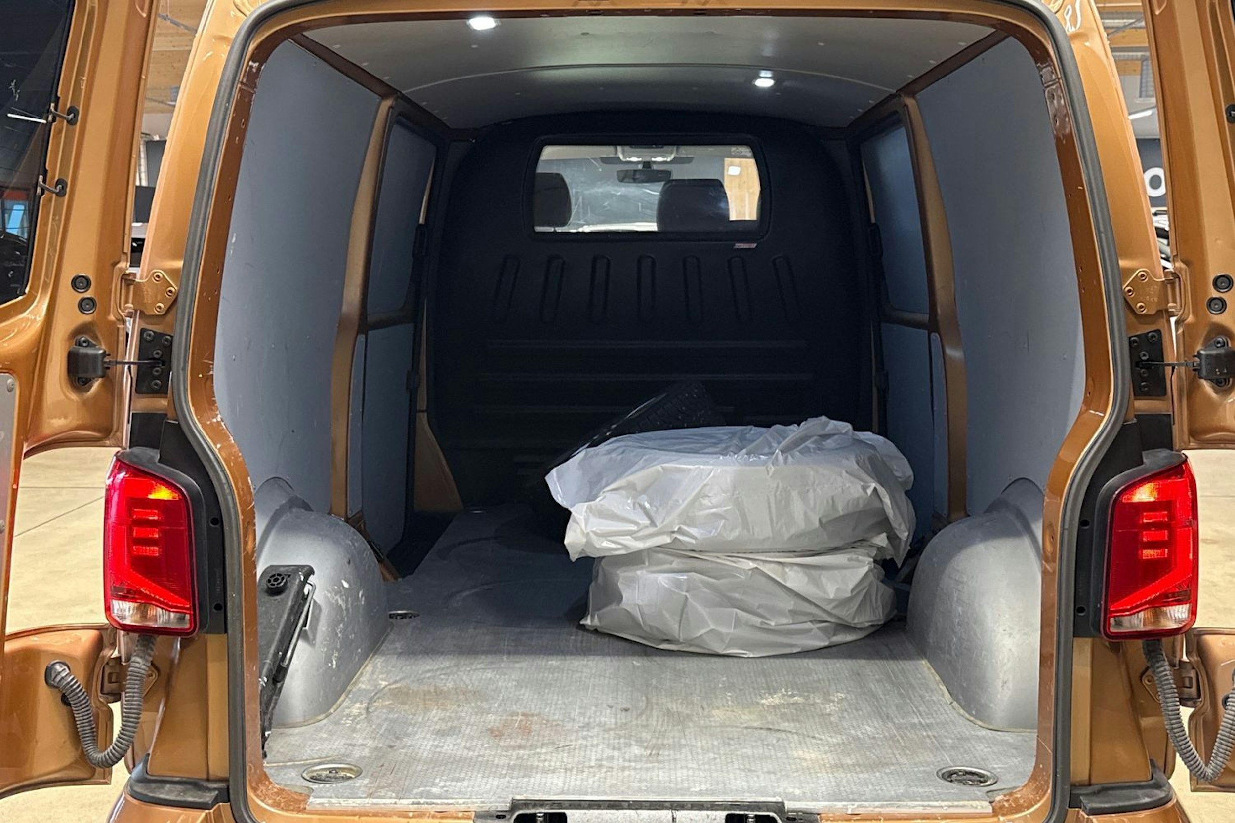 met. oranssi Volkswagen Transporter 2022 kuva 29.