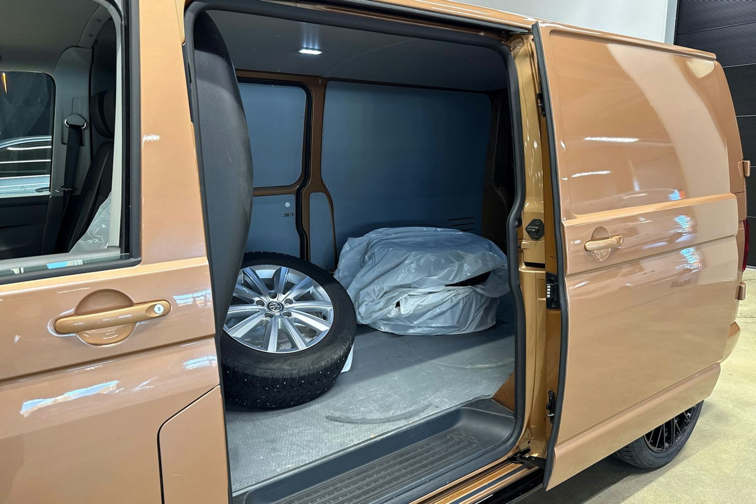 met. oranssi Volkswagen Transporter 2022 kuva 31.