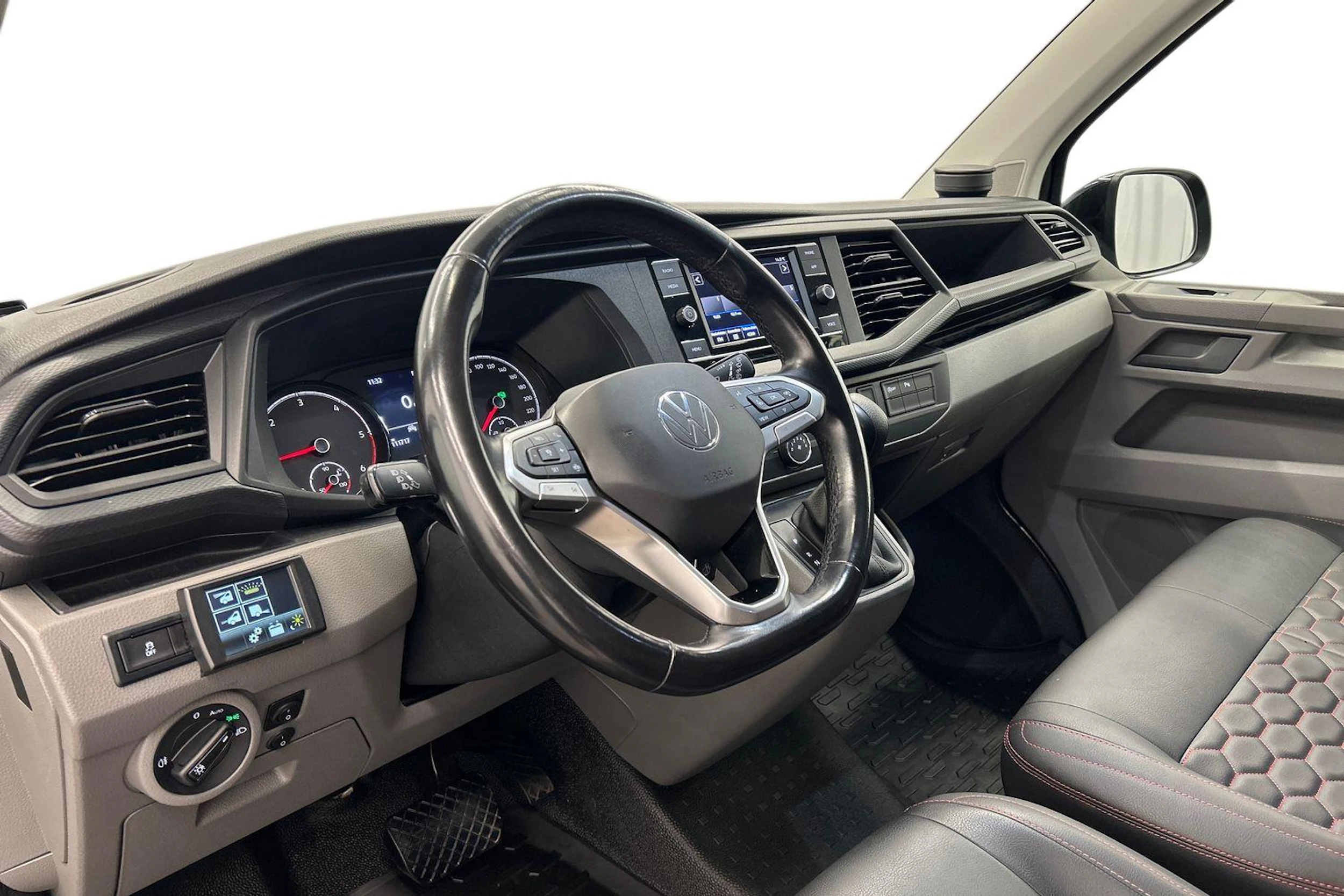 musta Volkswagen Transporter 2022 kuva 7.