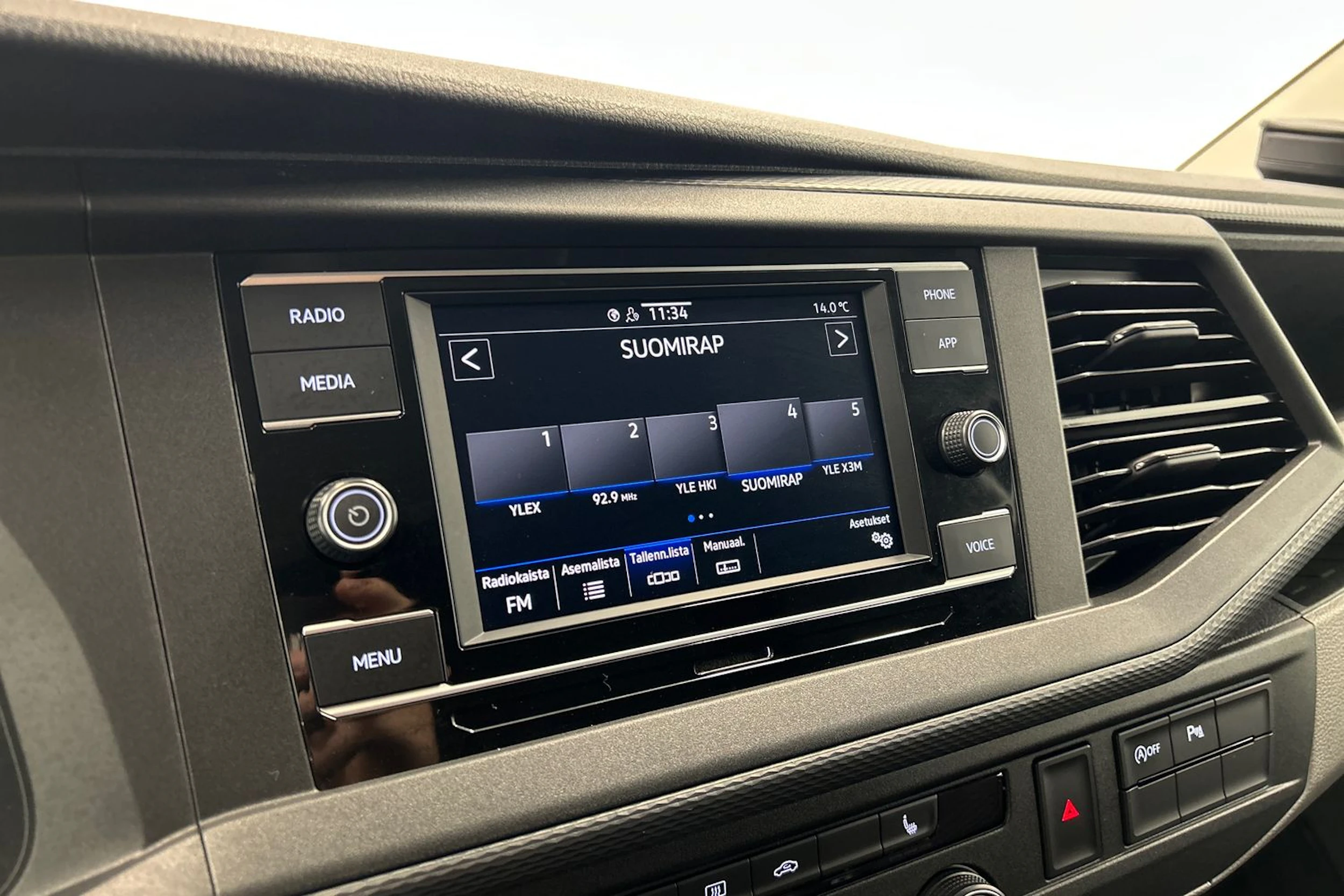 musta Volkswagen Transporter 2022 kuva 13.
