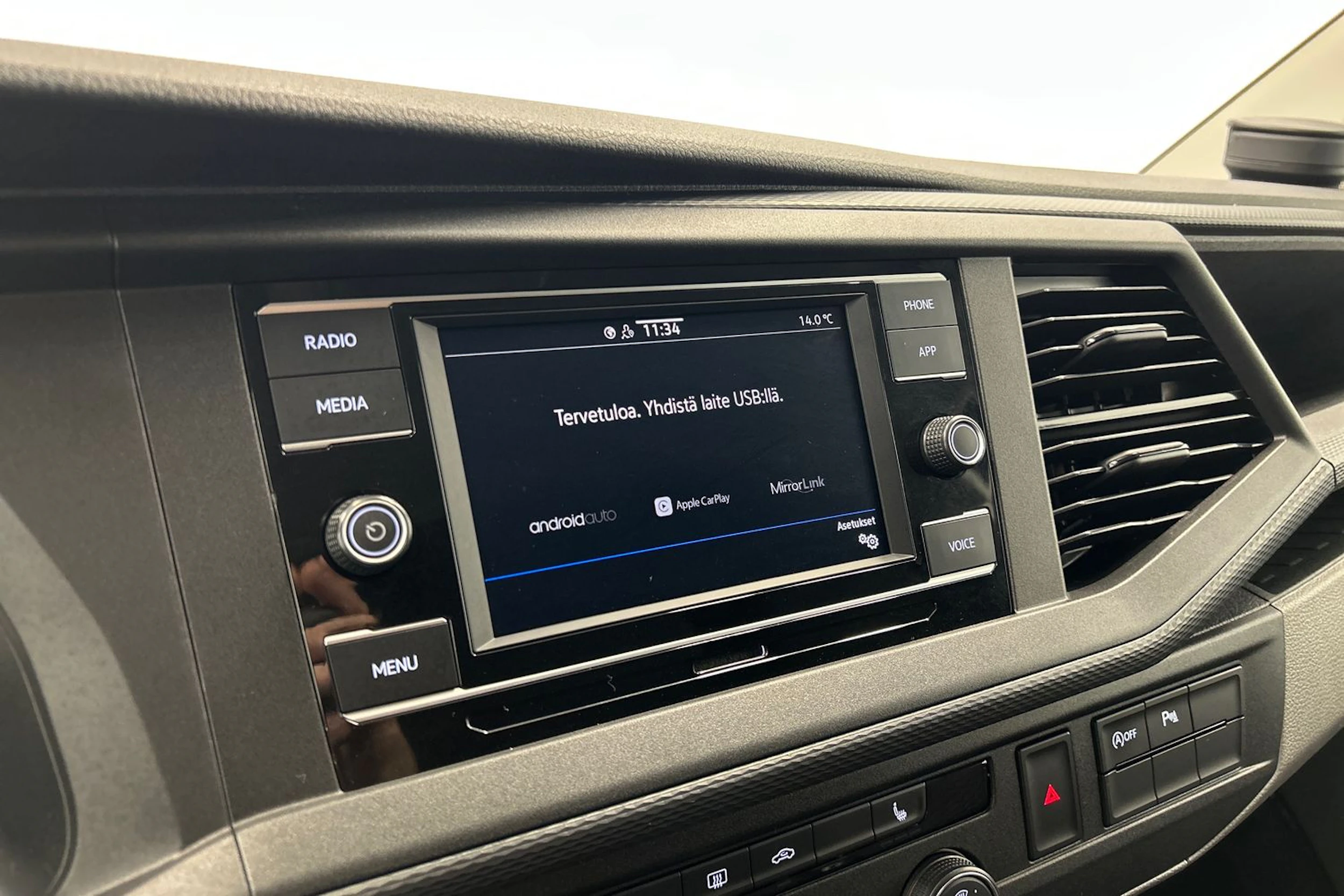 musta Volkswagen Transporter 2022 kuva 15.