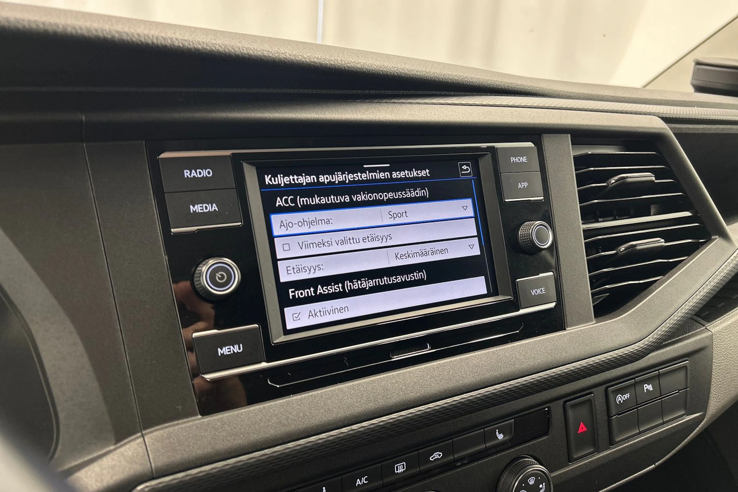 musta Volkswagen Transporter 2022 kuva 16.