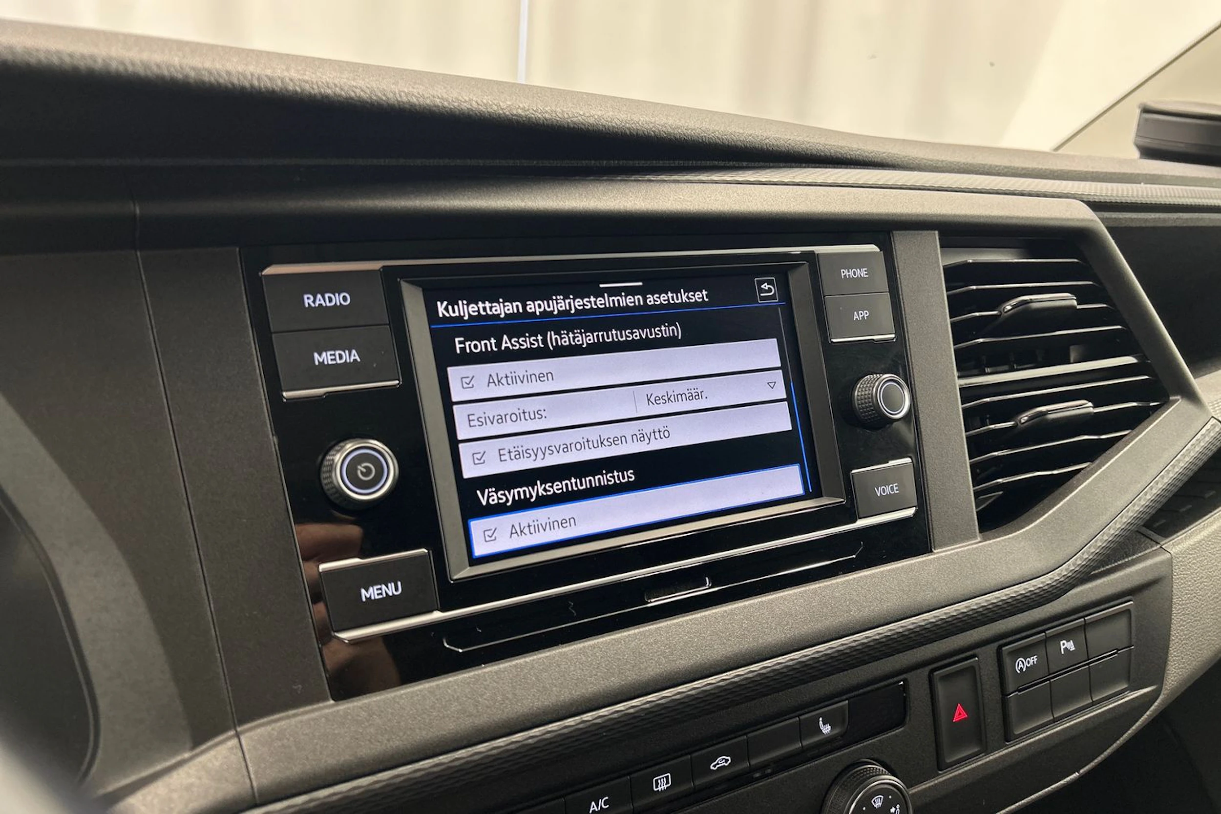 musta Volkswagen Transporter 2022 kuva 17.
