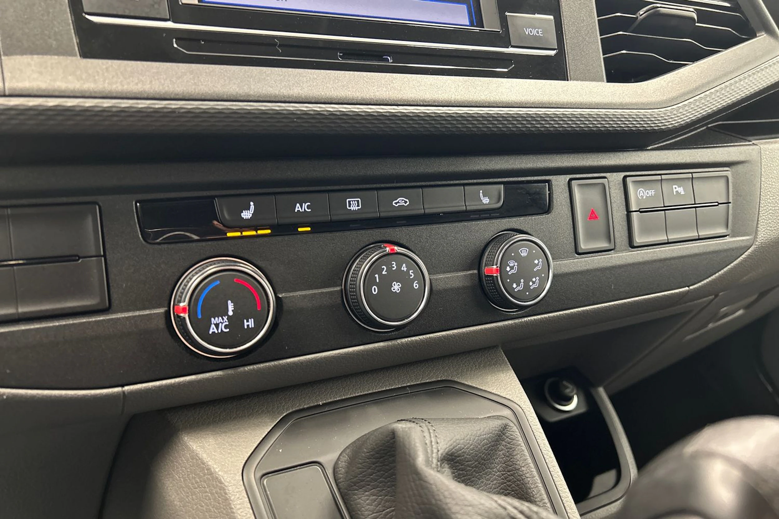 musta Volkswagen Transporter 2022 kuva 18.