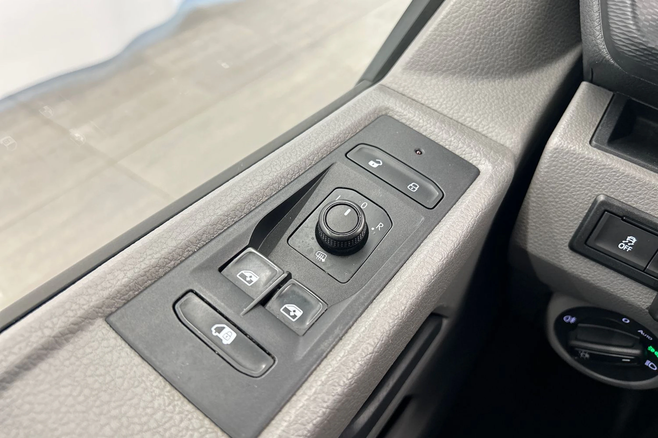 musta Volkswagen Transporter 2022 kuva 21.
