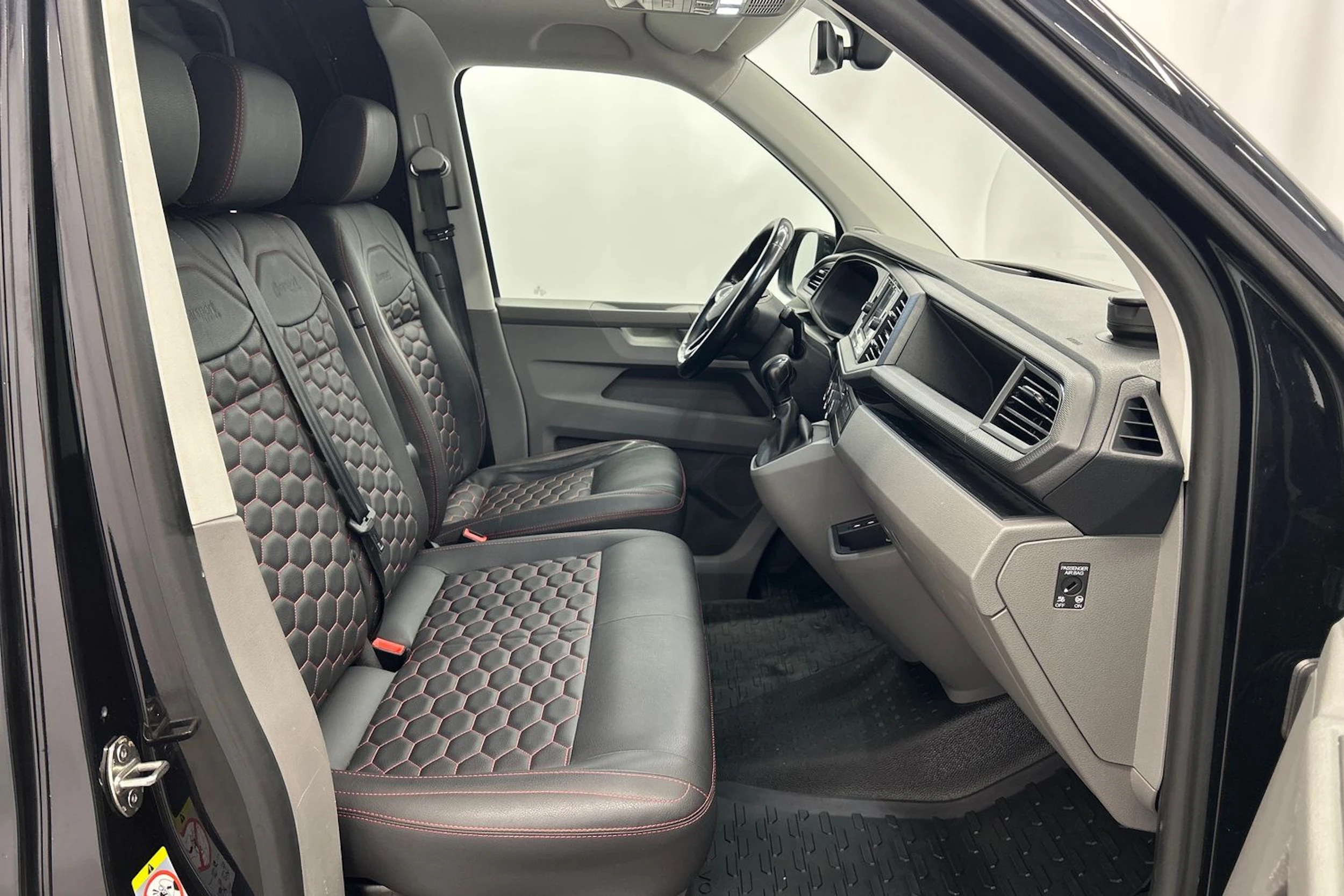 musta Volkswagen Transporter 2022 kuva 22.