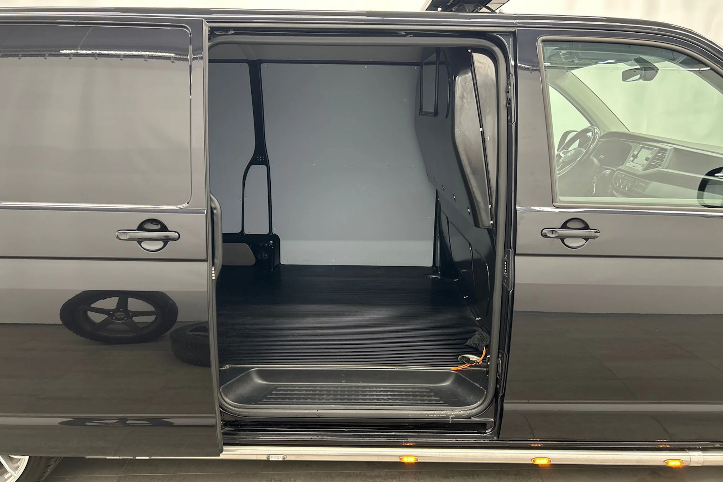 musta Volkswagen Transporter 2022 kuva 23.