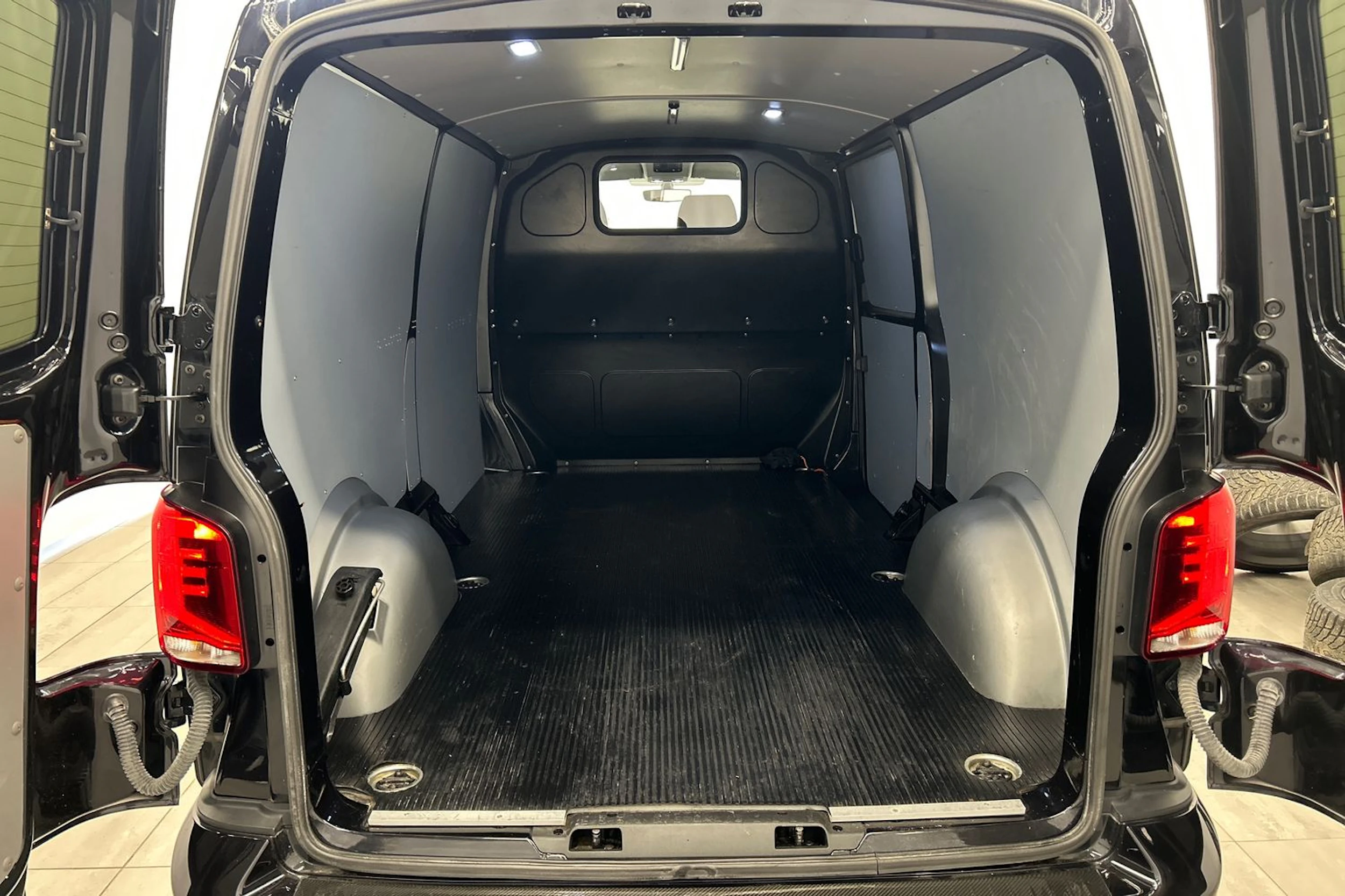 musta Volkswagen Transporter 2022 kuva 25.