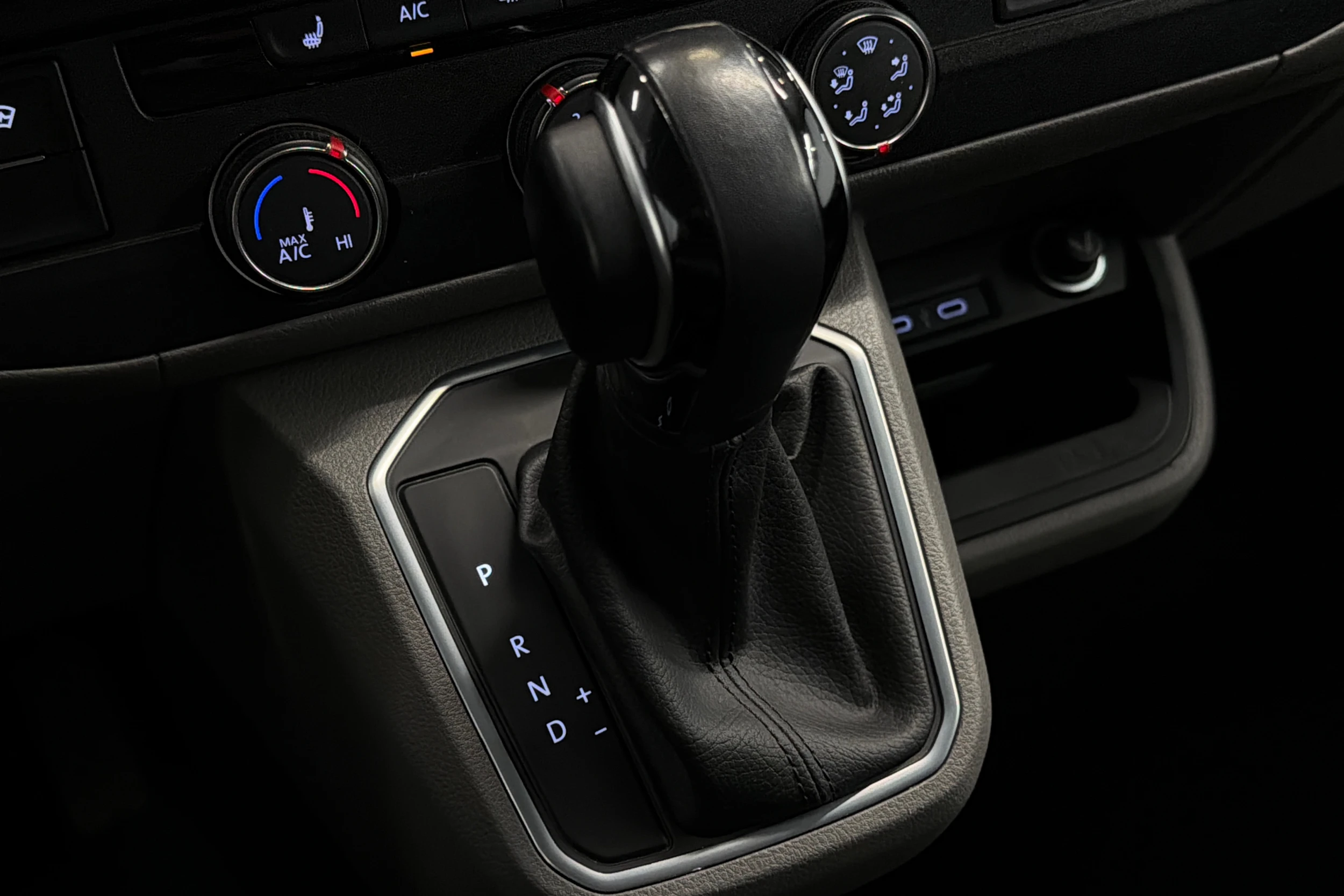 valkoinen Volkswagen Transporter 2022 kuva 25.