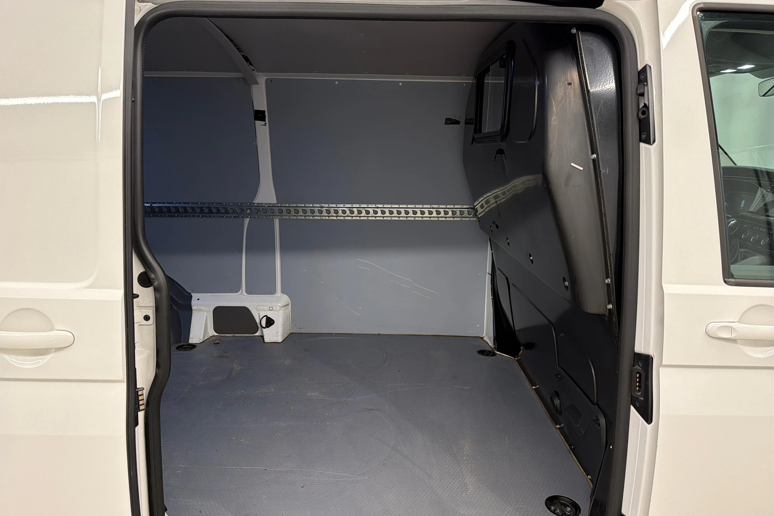 valkoinen Volkswagen Transporter 2022 kuva 28.
