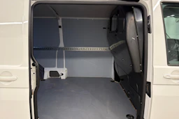 valkoinen Volkswagen Transporter 2022 kuva 28.