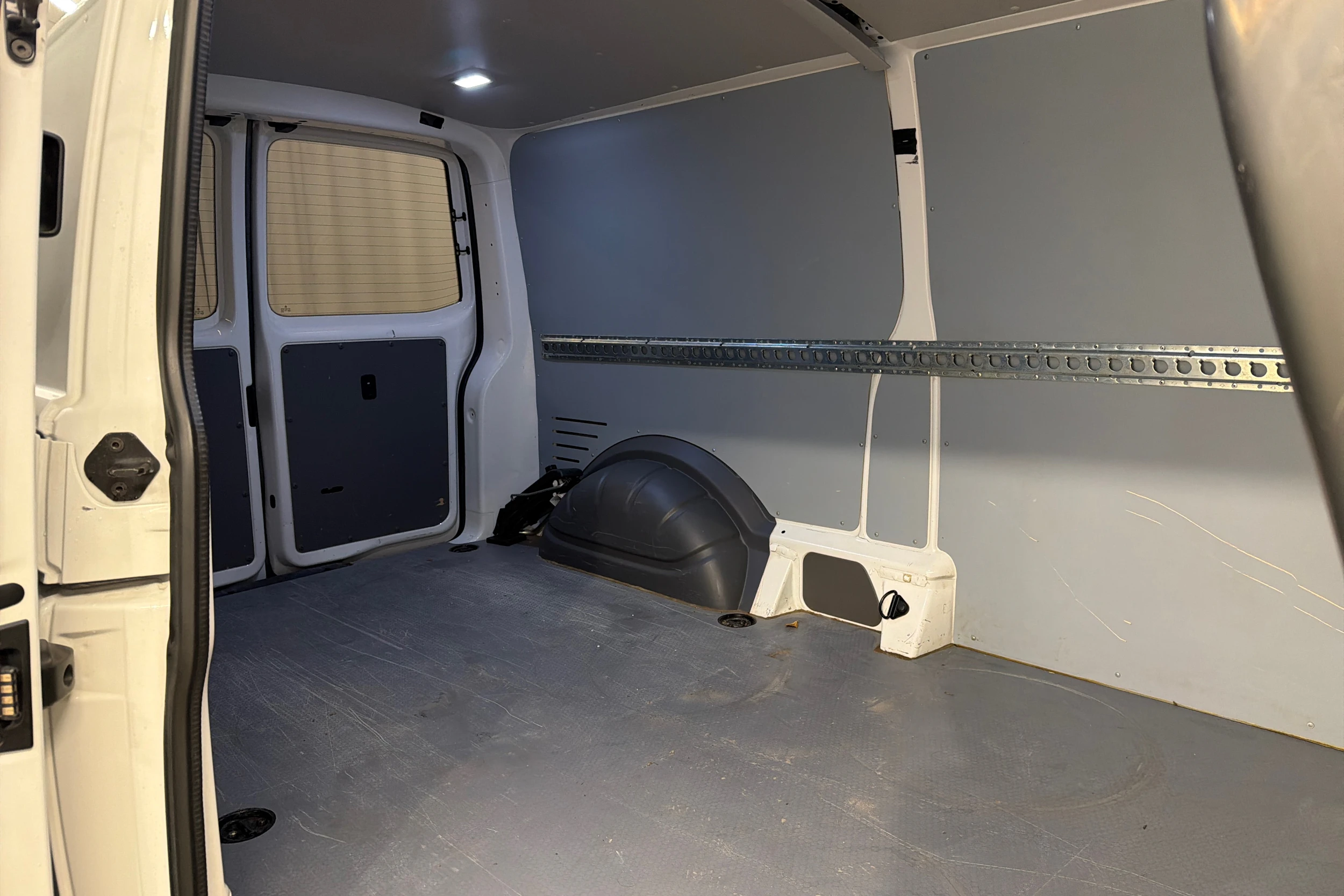 valkoinen Volkswagen Transporter 2022 kuva 29.
