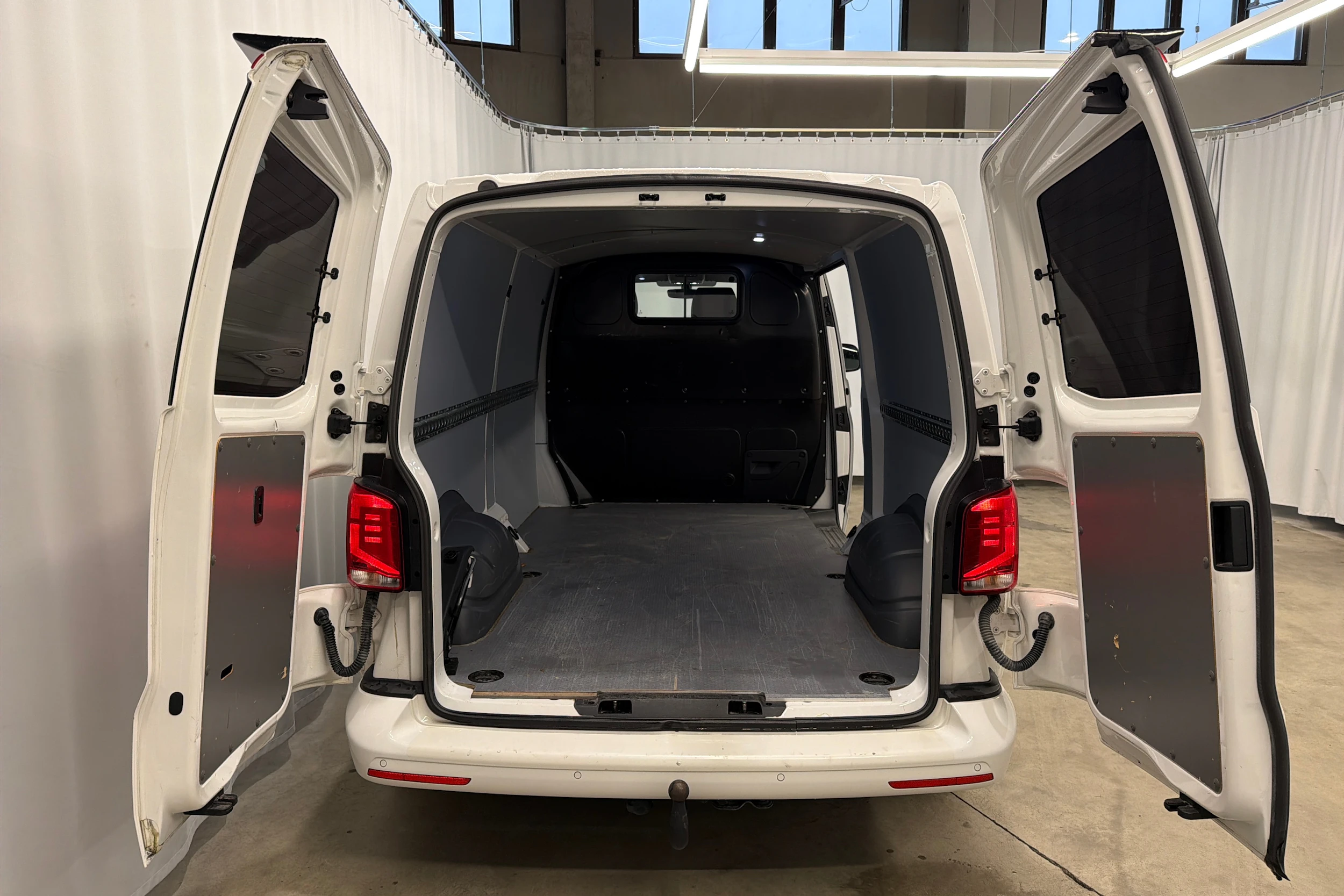 valkoinen Volkswagen Transporter 2022 kuva 30.