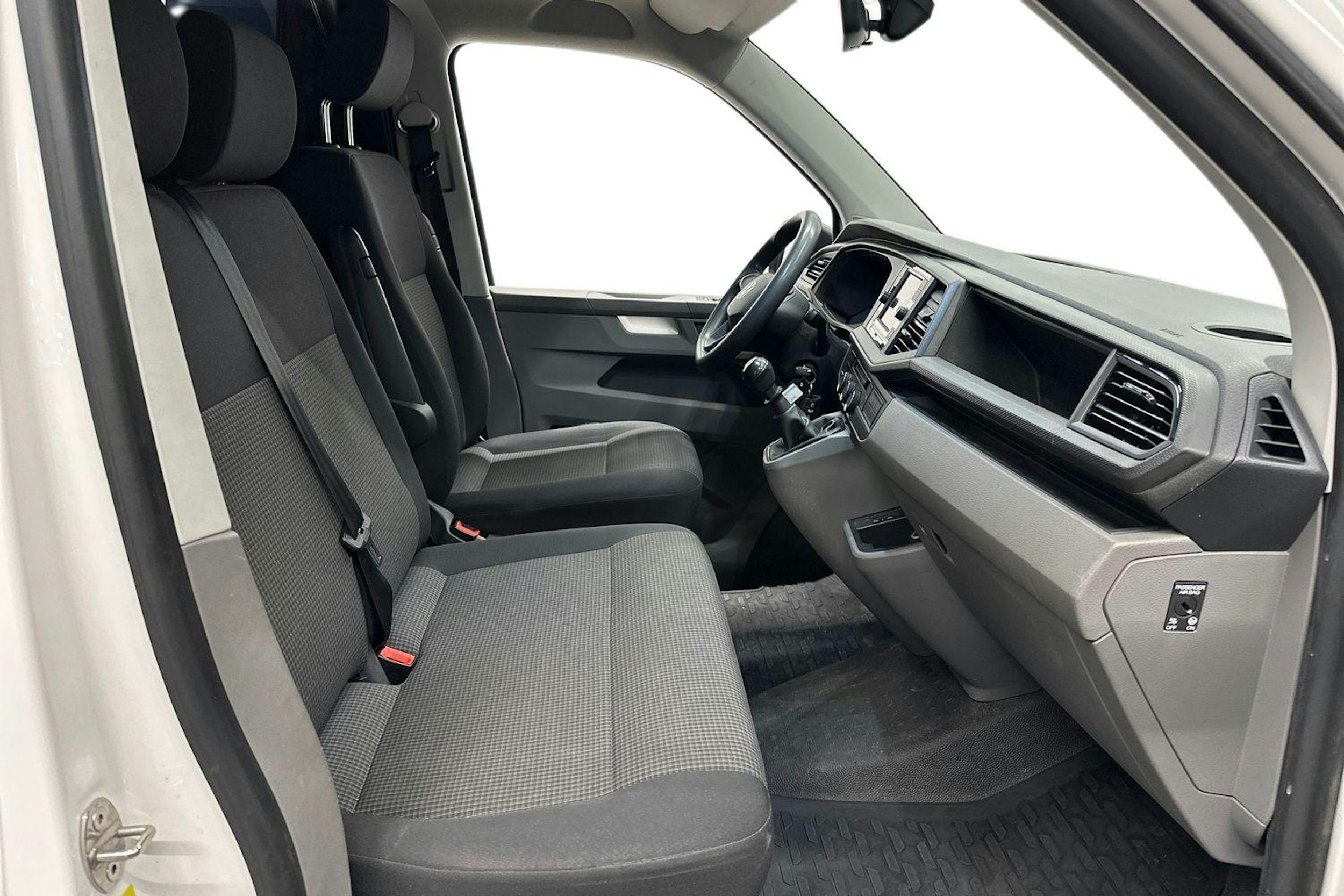 valkoinen Volkswagen Transporter 2022 kuva 10.