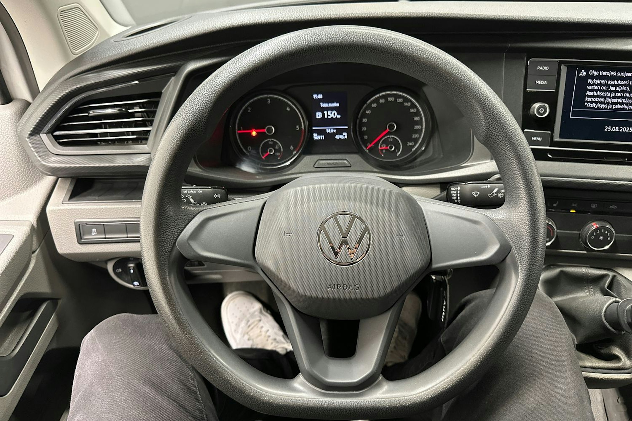 valkoinen Volkswagen Transporter 2022 kuva 13.