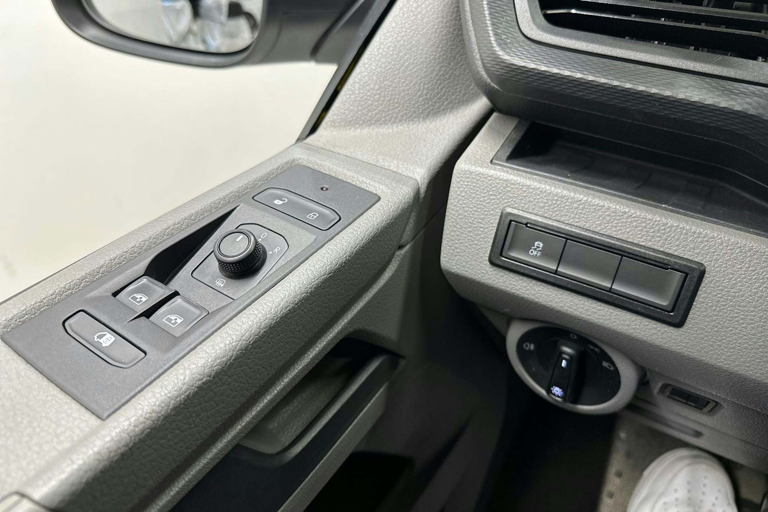 valkoinen Volkswagen Transporter 2022 kuva 17.