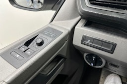 valkoinen Volkswagen Transporter 2022 kuva 17.