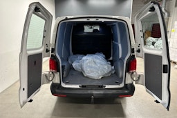 valkoinen Volkswagen Transporter 2022 kuva 18.