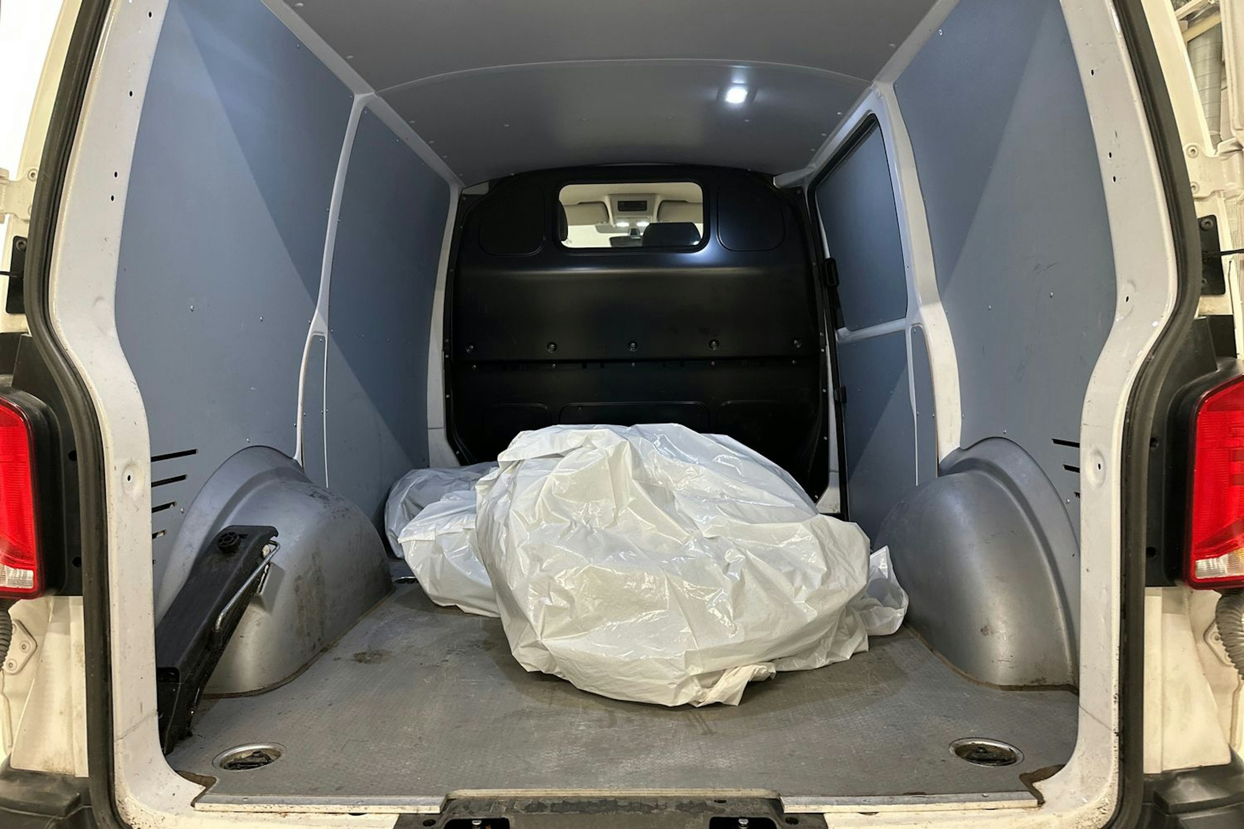 valkoinen Volkswagen Transporter 2022 kuva 19.
