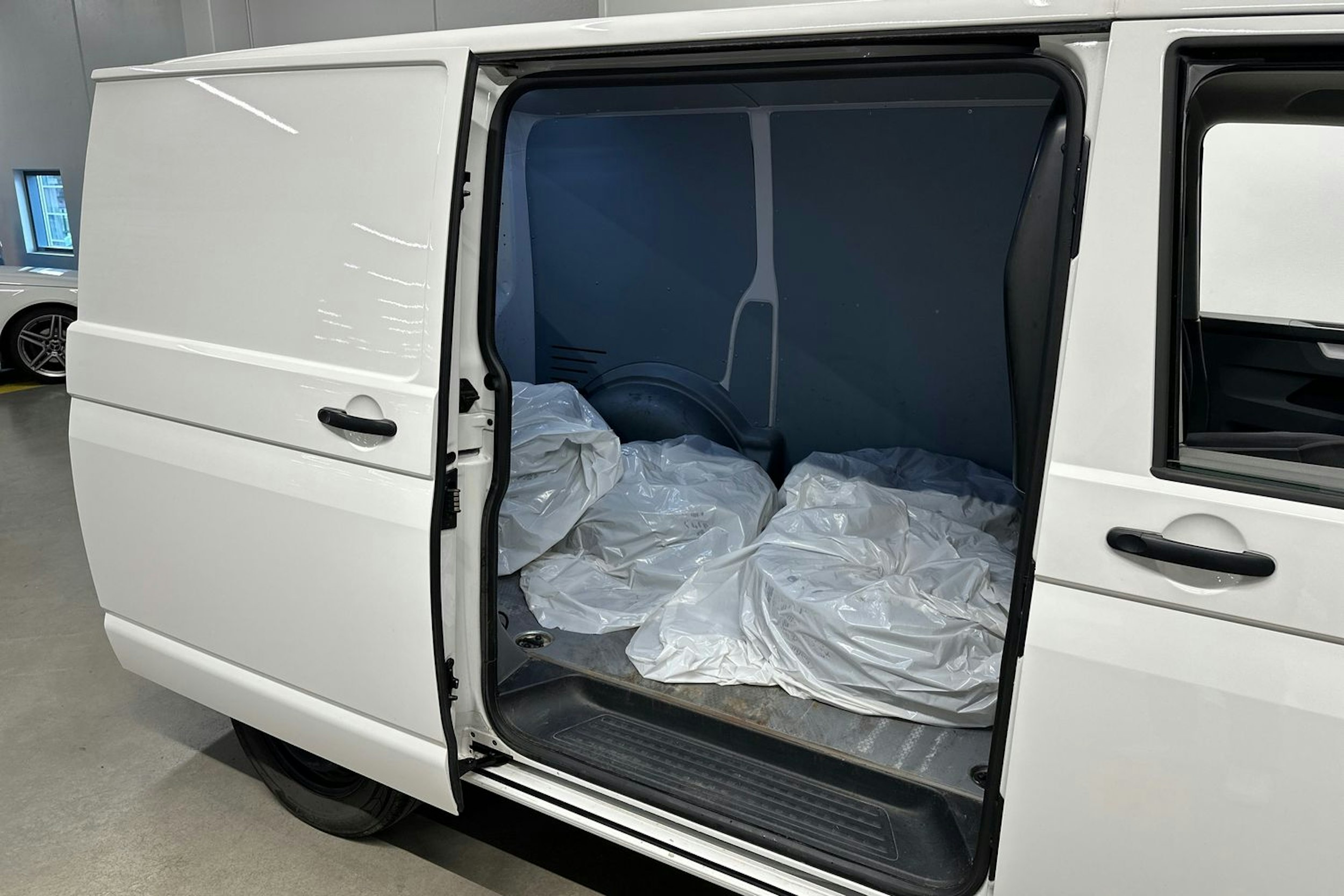 valkoinen Volkswagen Transporter 2022 kuva 20.