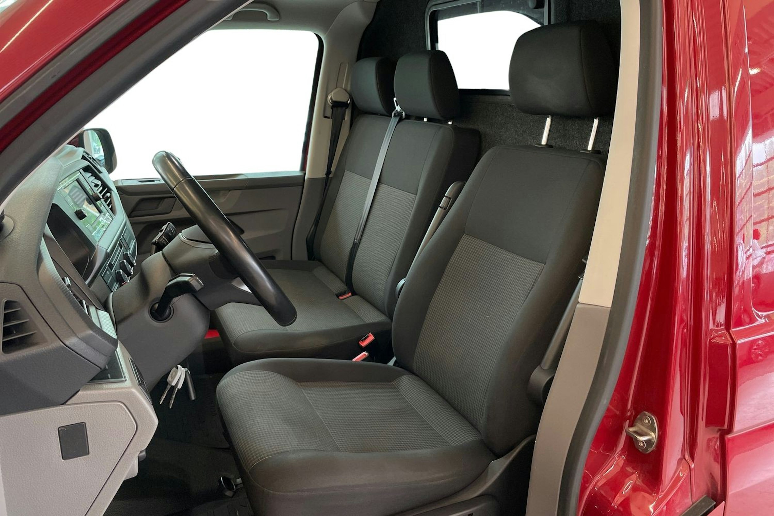 Punainen Volkswagen TRANSPORTER 2022 kuva 10.