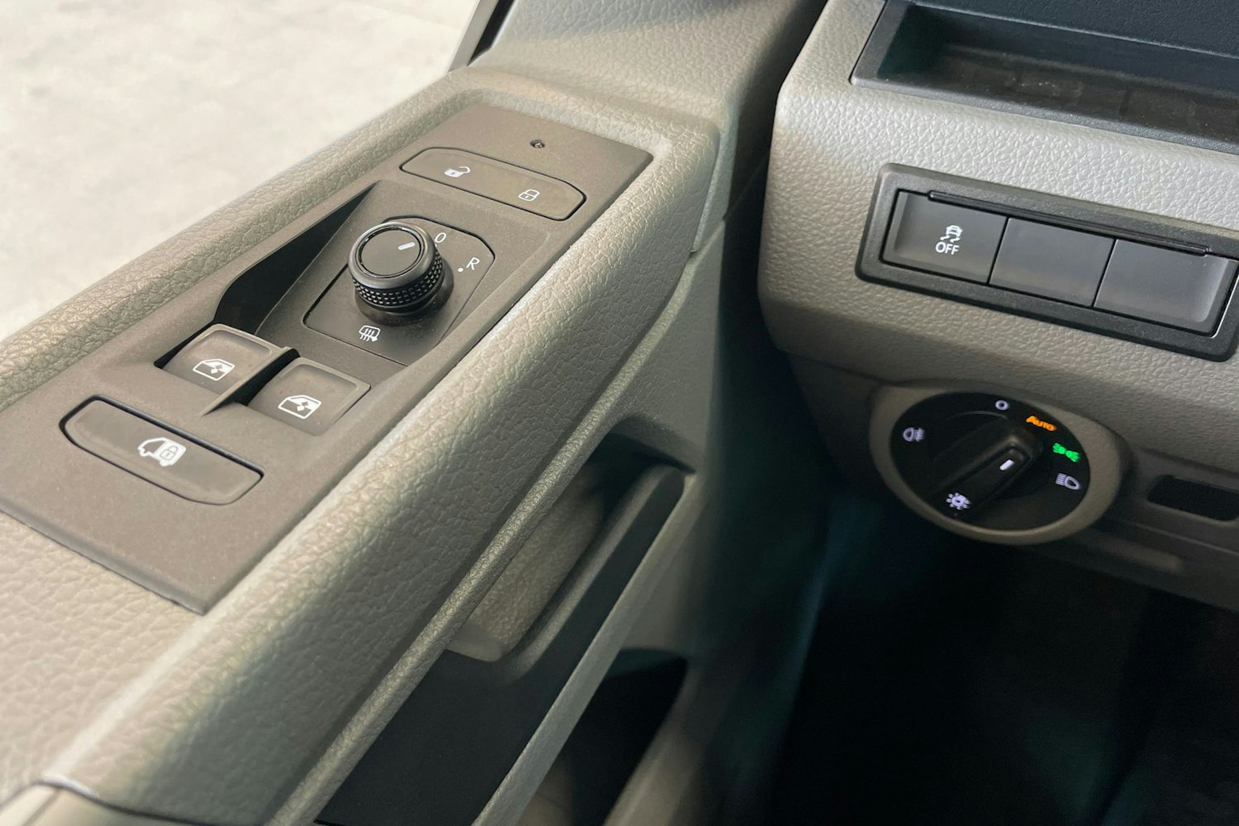 Punainen Volkswagen TRANSPORTER 2022 kuva 19.