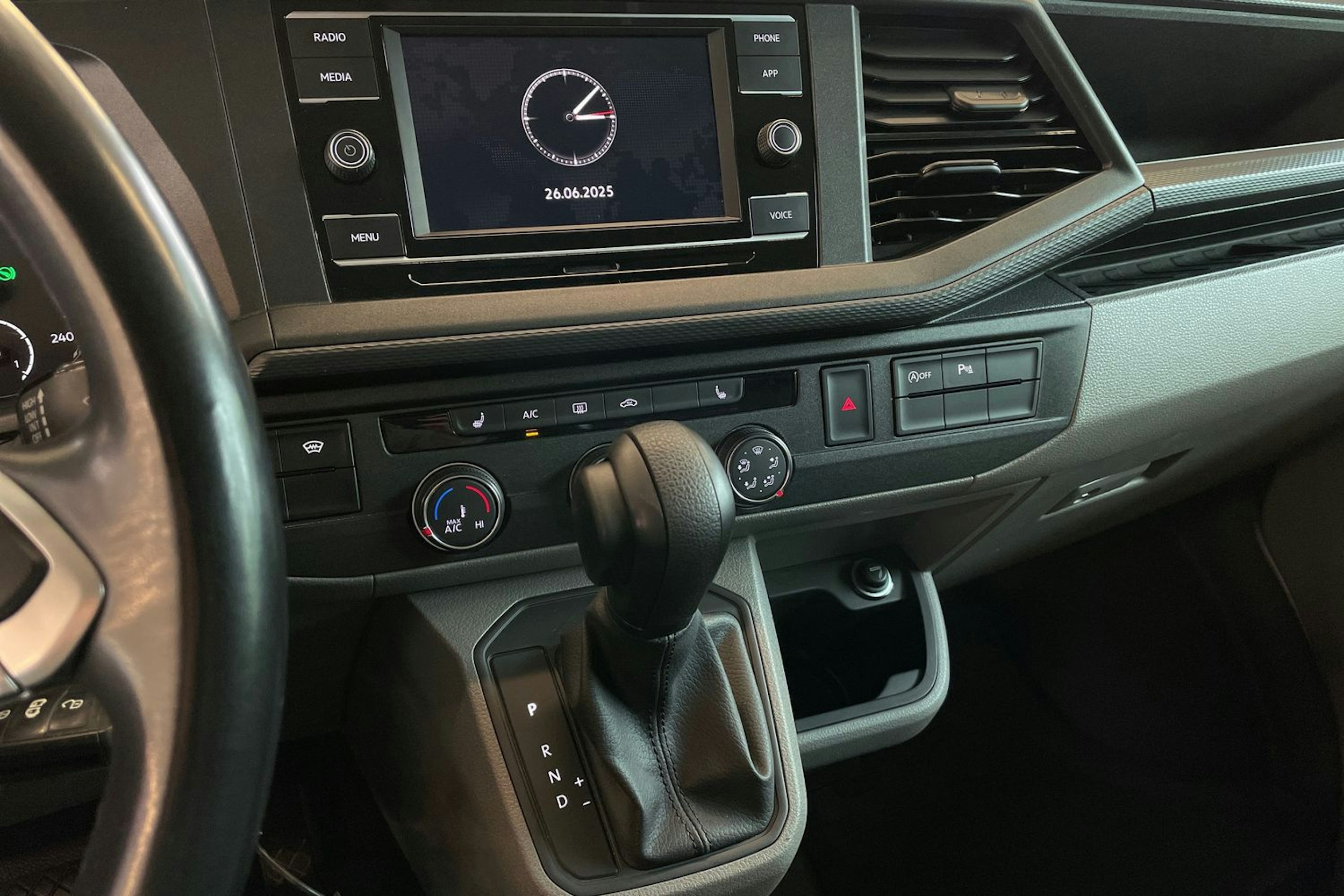 Punainen Volkswagen TRANSPORTER 2022 kuva 20.