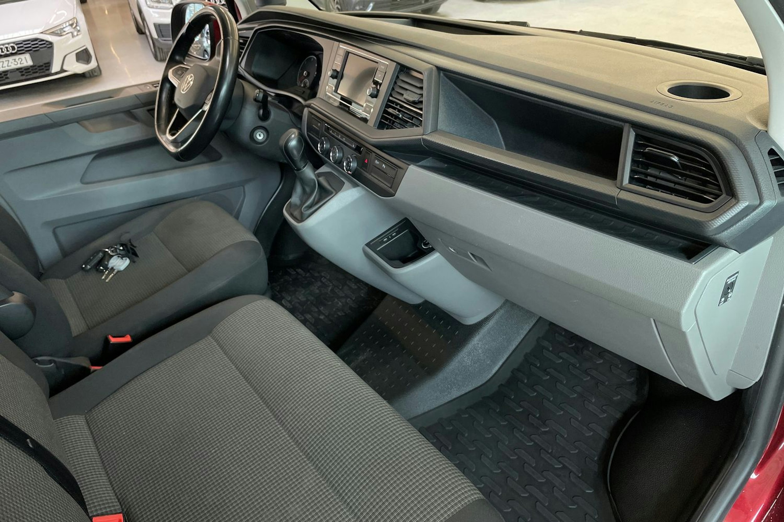 Punainen Volkswagen TRANSPORTER 2022 kuva 25.