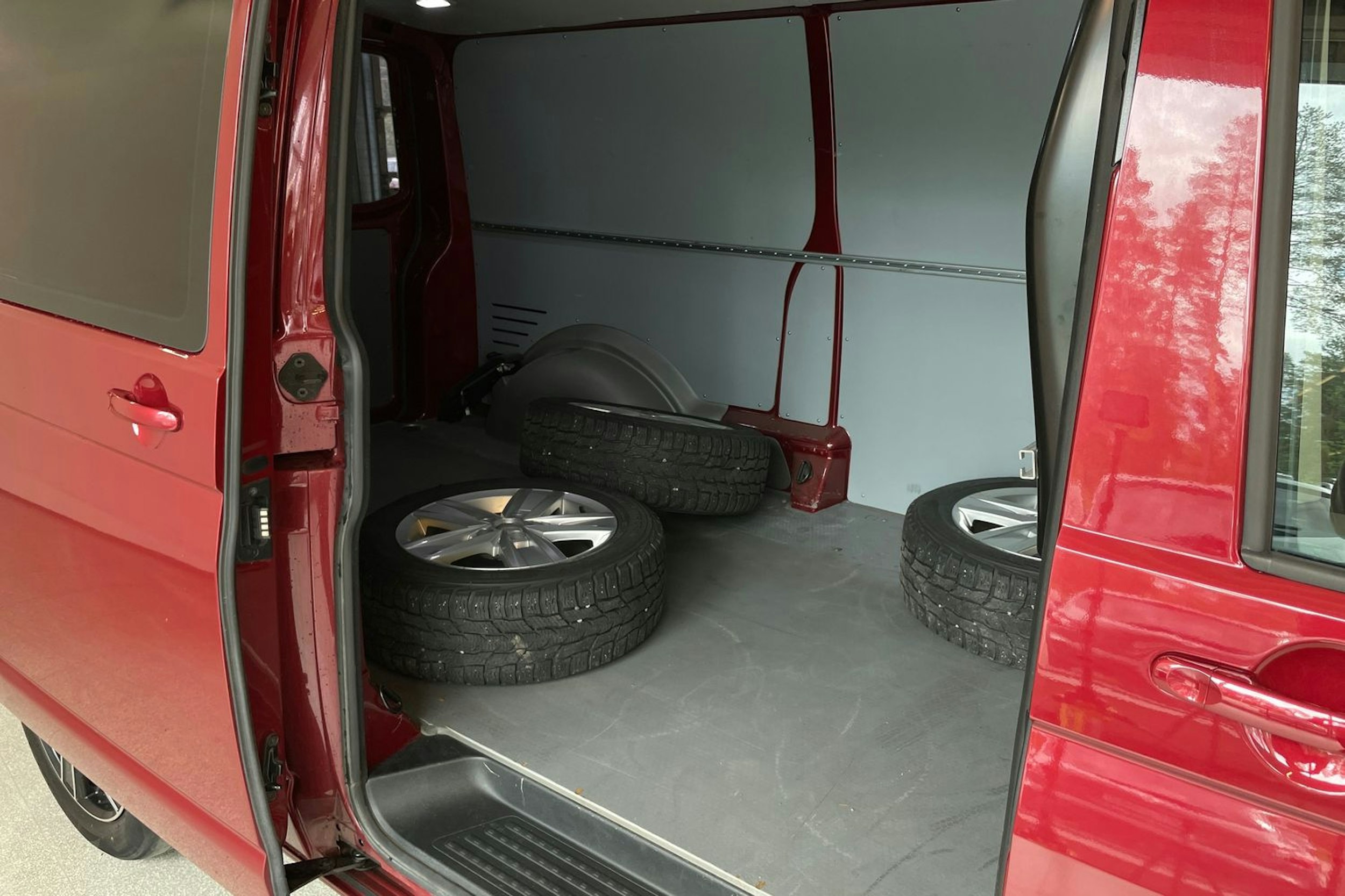 Punainen Volkswagen TRANSPORTER 2022 kuva 26.