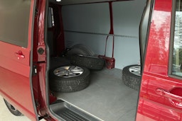 Punainen Volkswagen TRANSPORTER 2022 kuva 26.