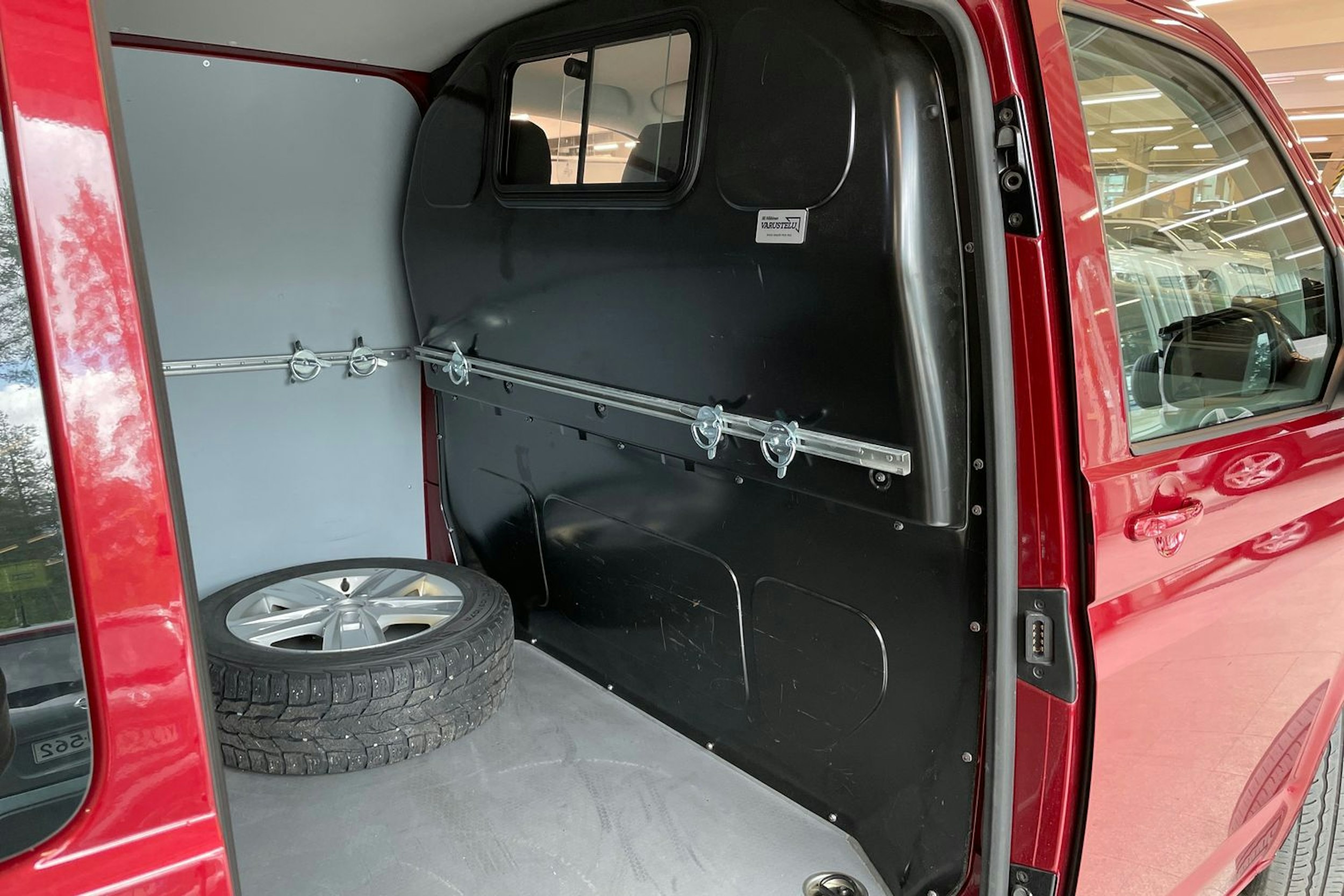 Punainen Volkswagen TRANSPORTER 2022 kuva 27.