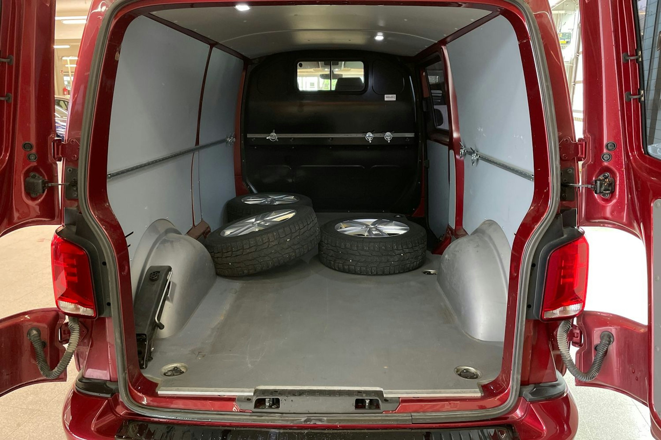 Punainen Volkswagen TRANSPORTER 2022 kuva 28.