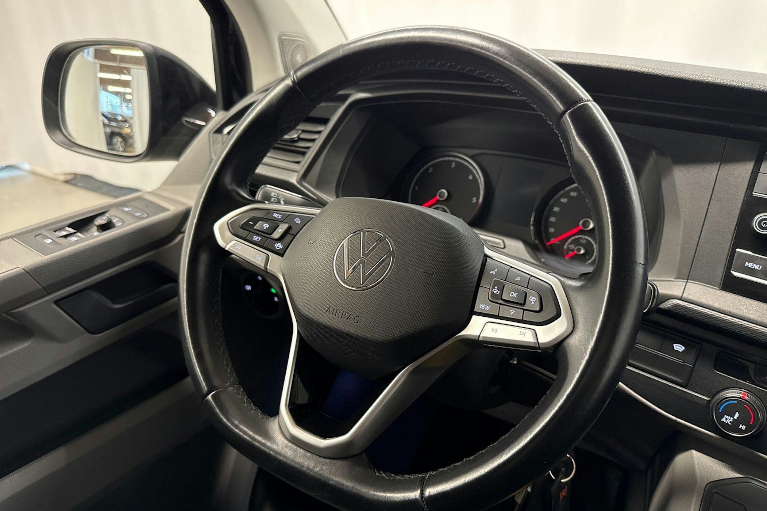 musta Volkswagen Transporter 2022 kuva 13.