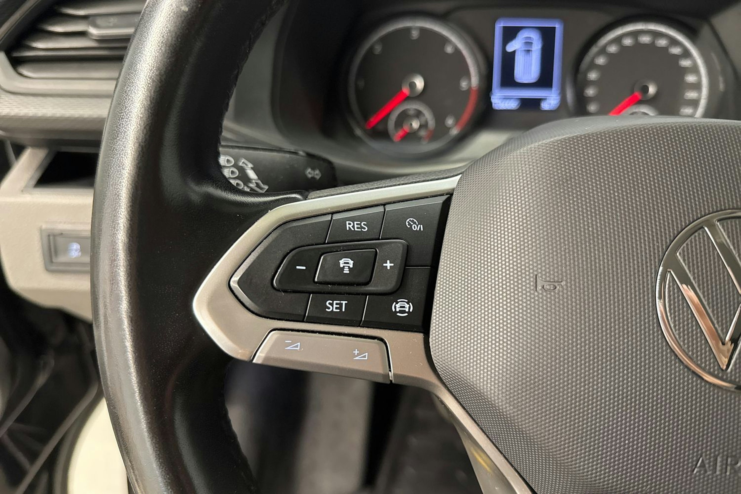 musta Volkswagen Transporter 2022 kuva 14.