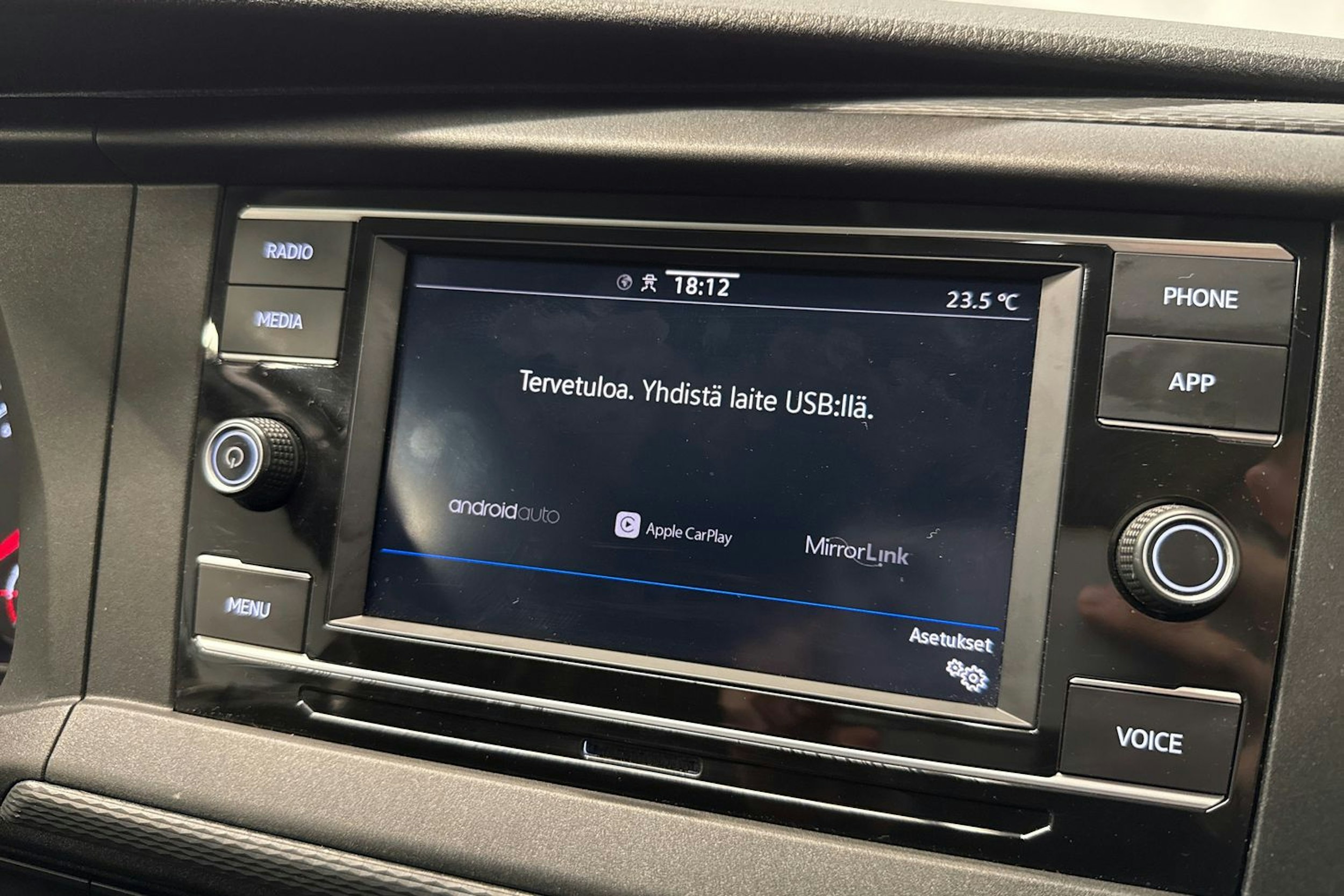 musta Volkswagen Transporter 2022 kuva 21.