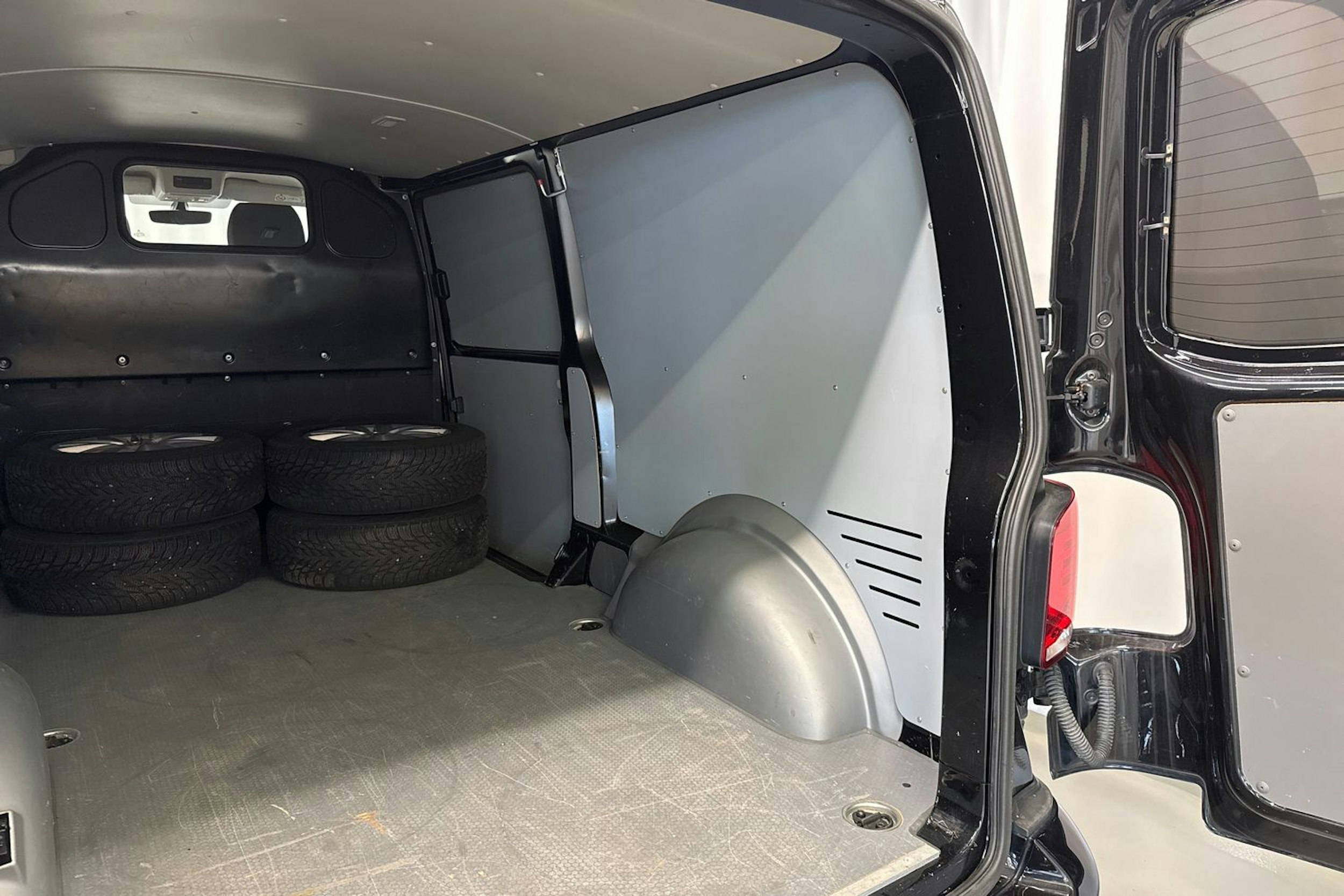 musta Volkswagen Transporter 2022 kuva 26.