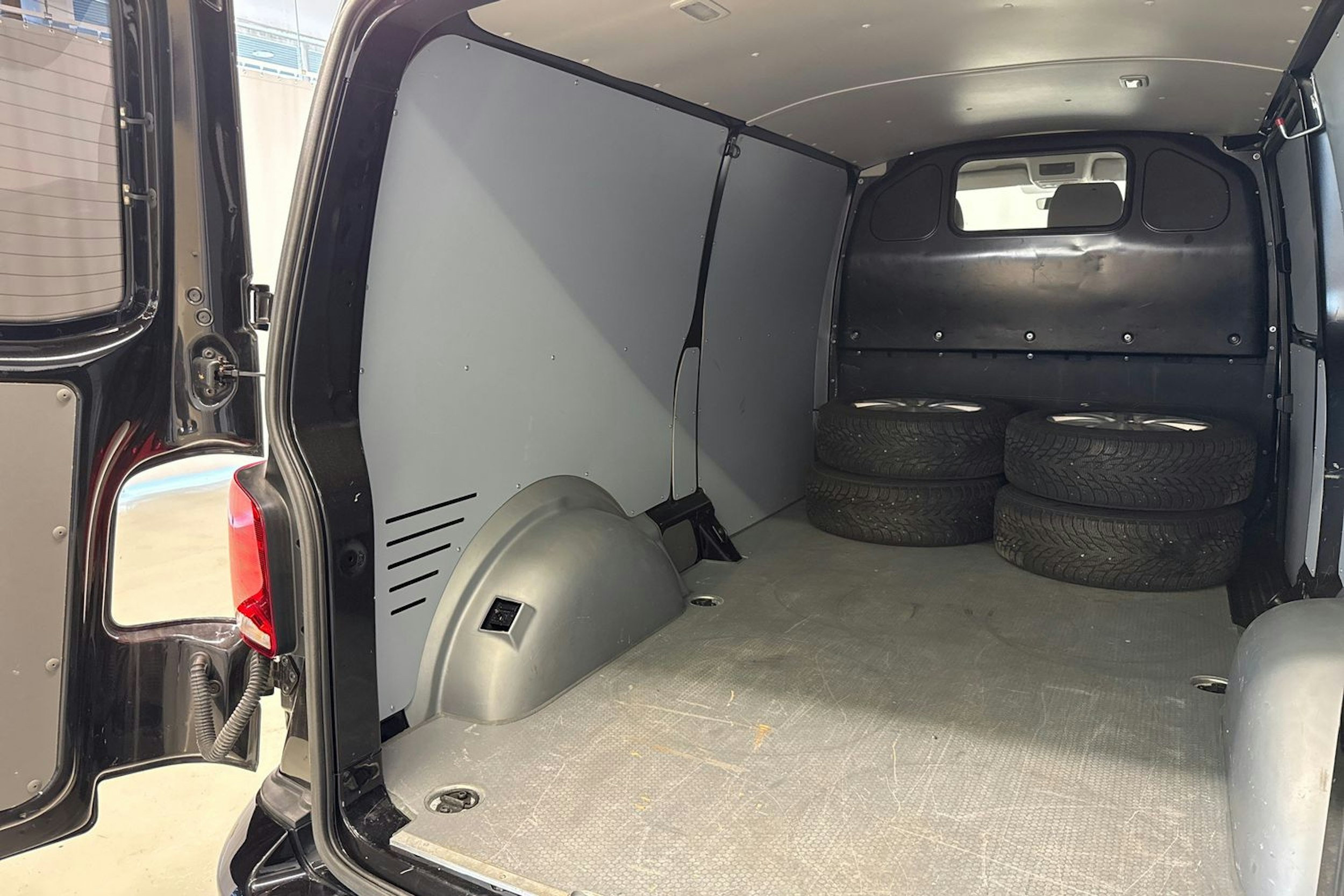 musta Volkswagen Transporter 2022 kuva 27.