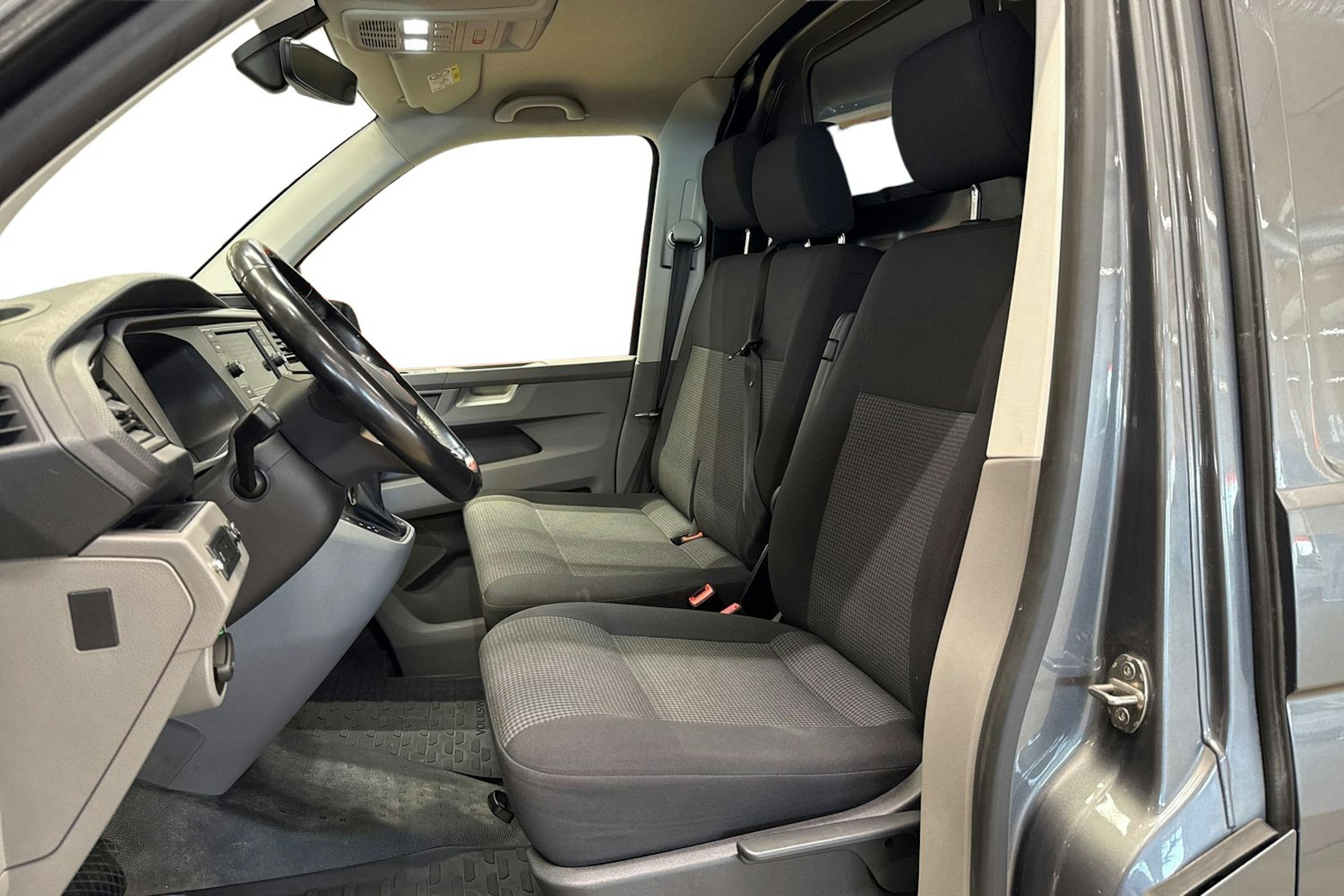 harmaa Volkswagen Transporter 2022 kuva 7.