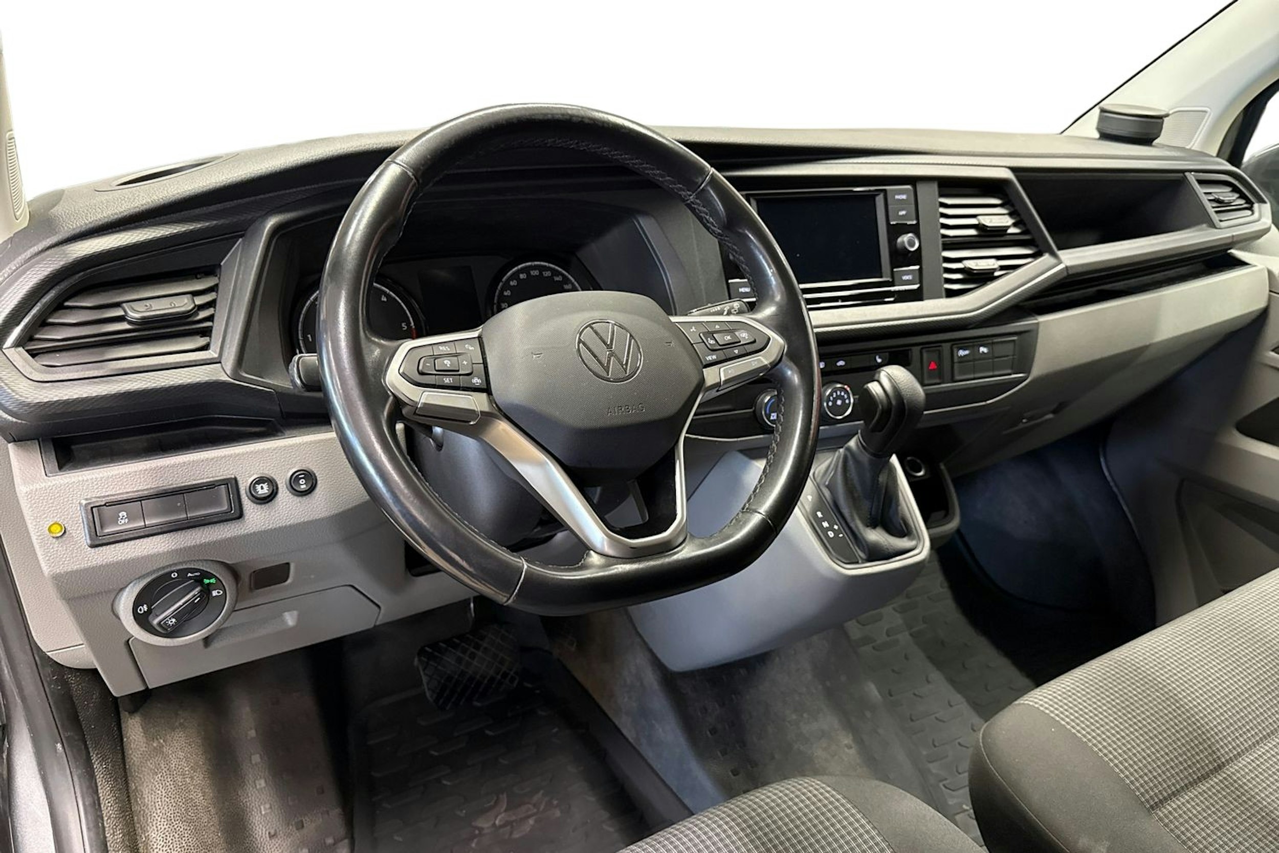 harmaa Volkswagen Transporter 2022 kuva 9.