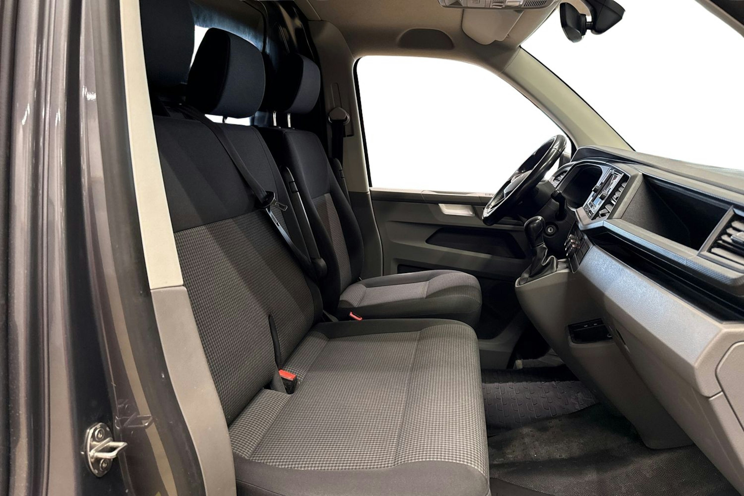 harmaa Volkswagen Transporter 2022 kuva 10.