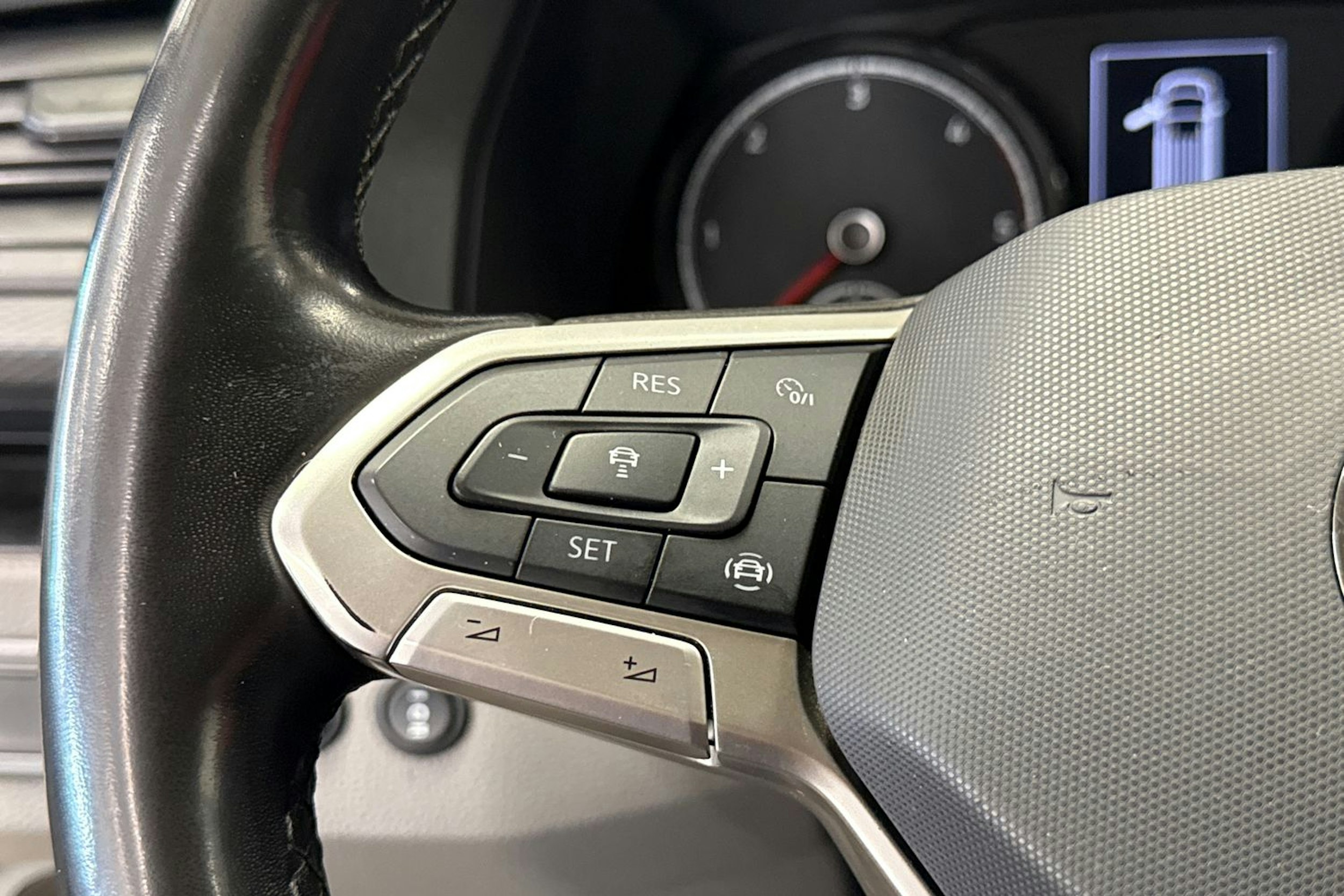harmaa Volkswagen Transporter 2022 kuva 15.