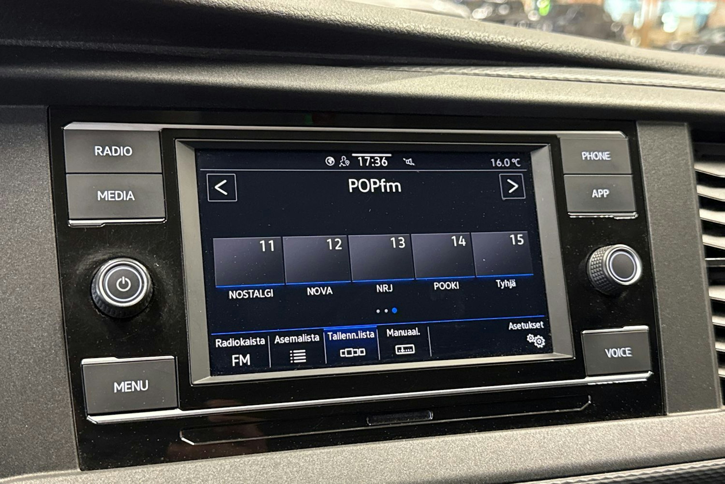 harmaa Volkswagen Transporter 2022 kuva 18.