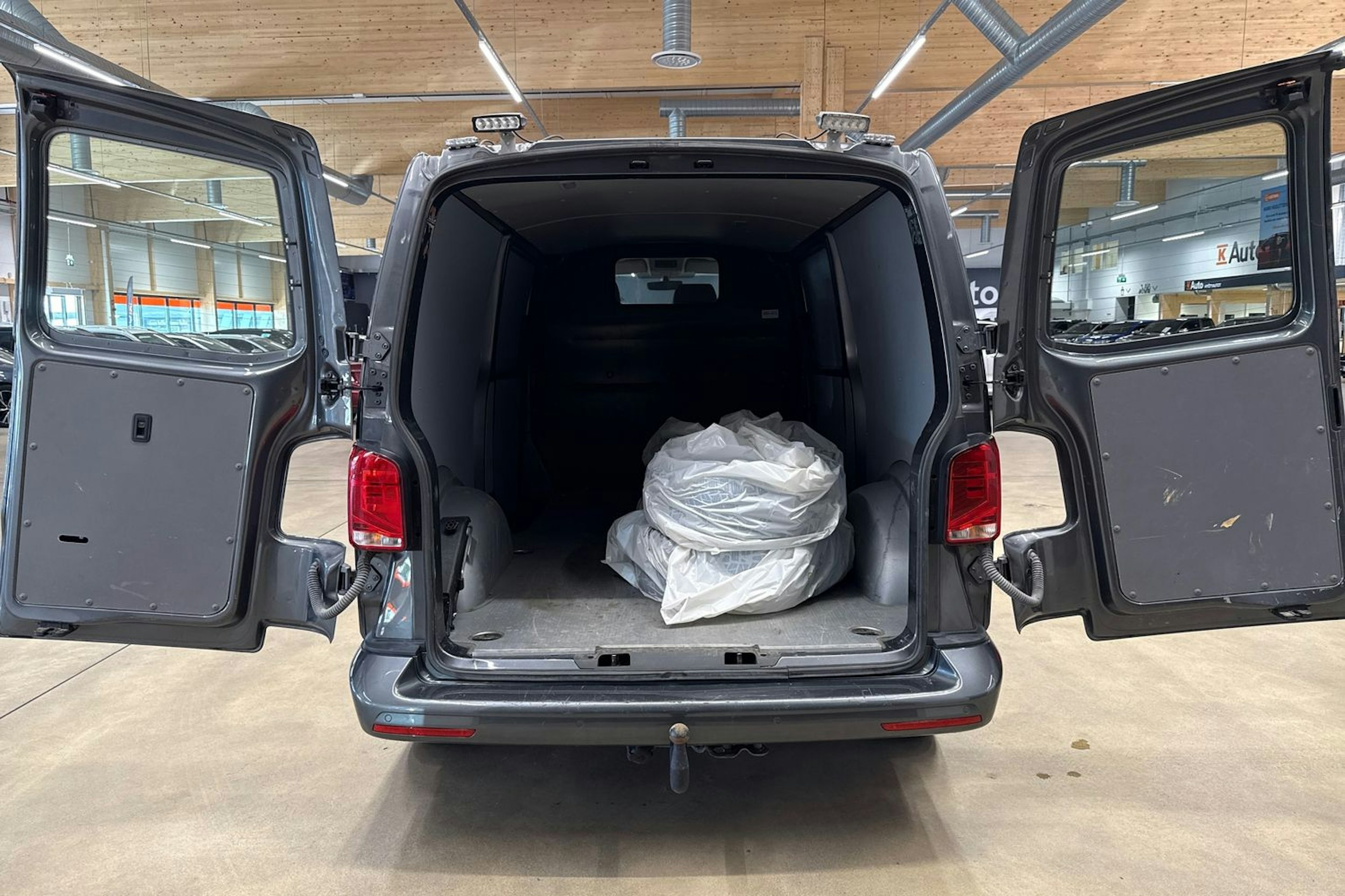 harmaa Volkswagen Transporter 2022 kuva 27.