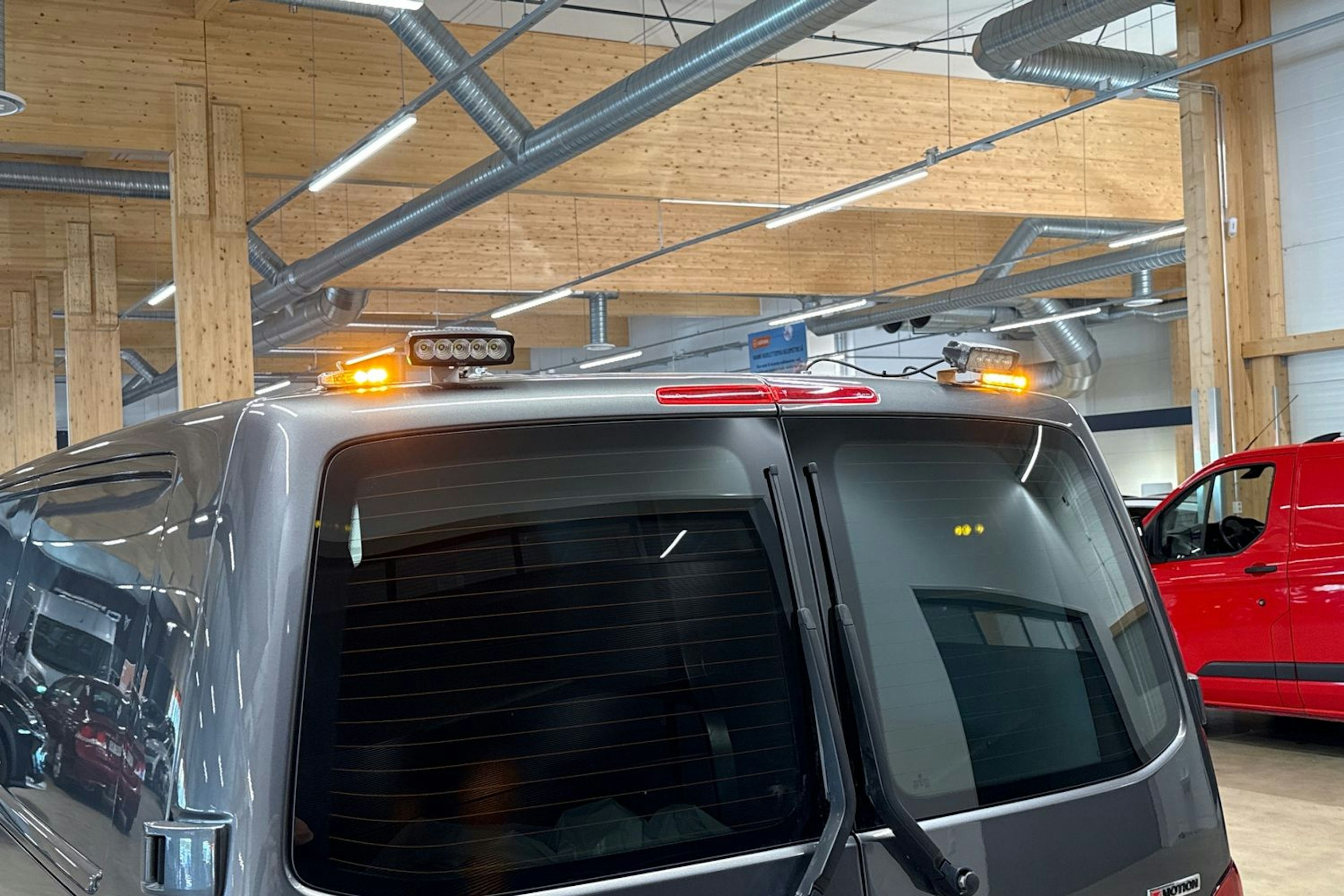 harmaa Volkswagen Transporter 2022 kuva 30.