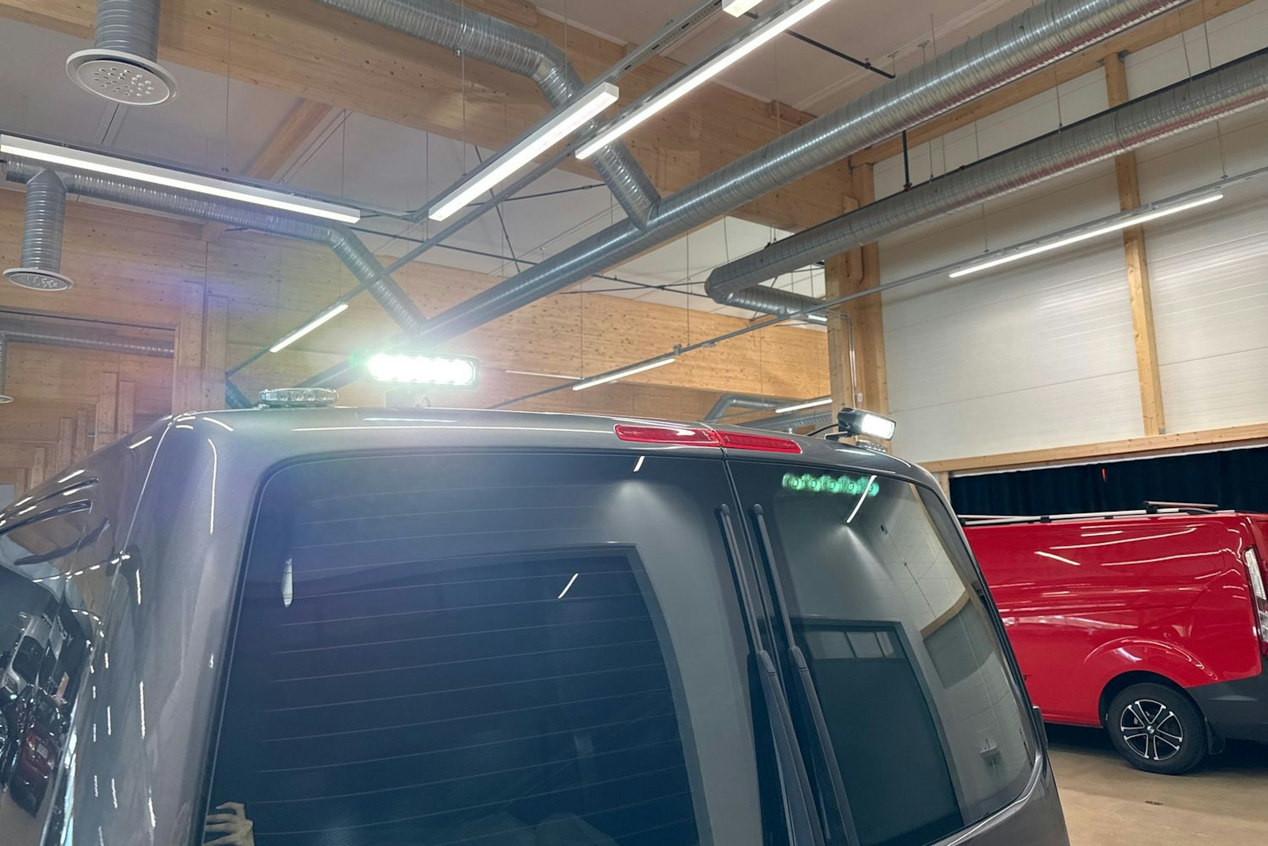 harmaa Volkswagen Transporter 2022 kuva 31.