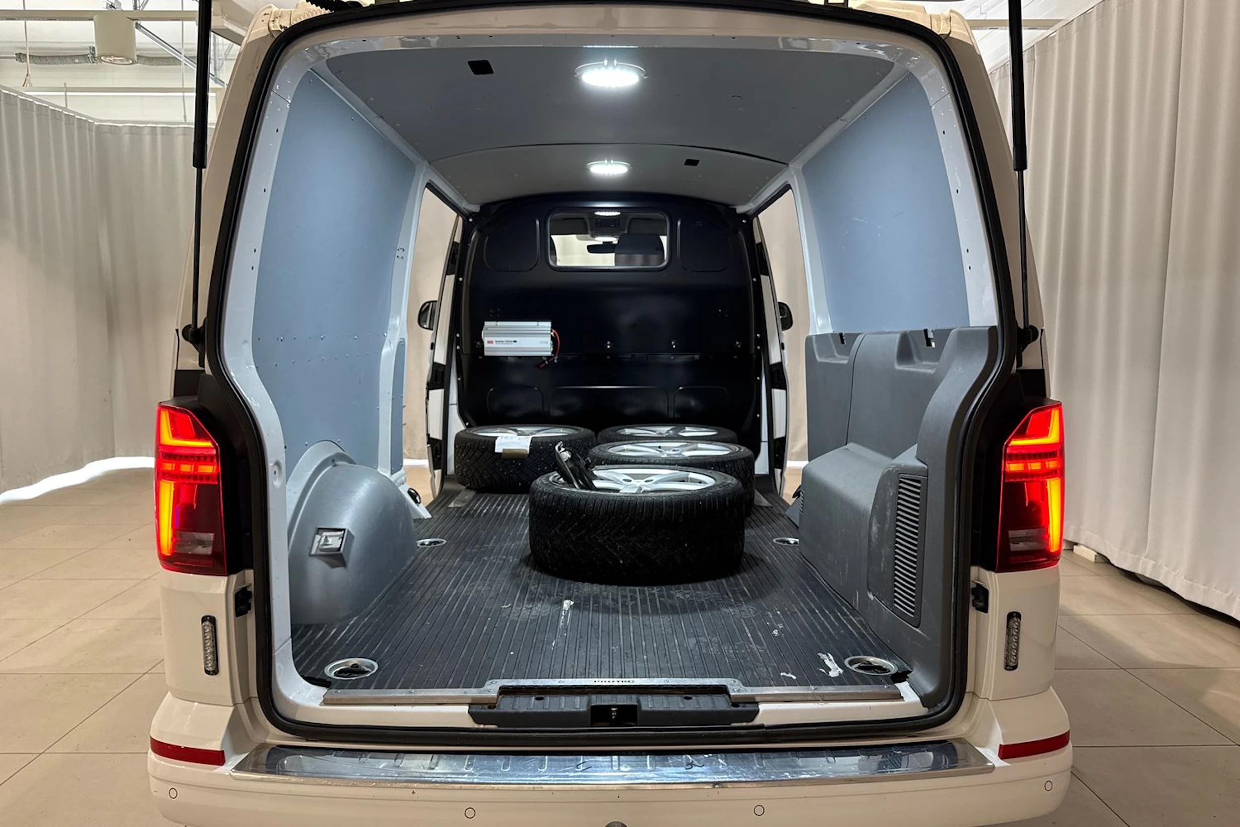 valkoinen Volkswagen Transporter 2022 kuva 12.
