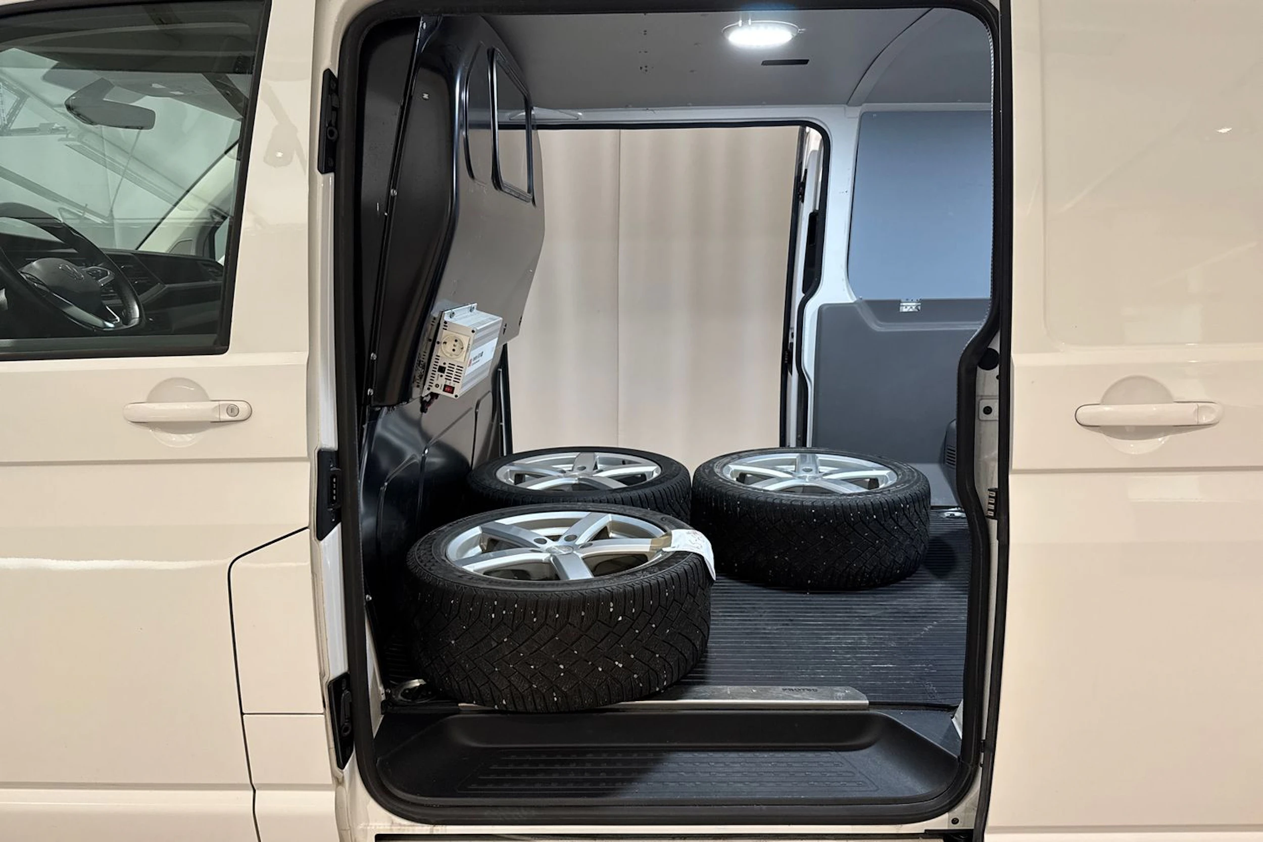 valkoinen Volkswagen Transporter 2022 kuva 13.
