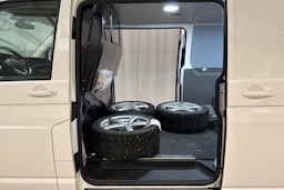 valkoinen Volkswagen Transporter 2022 kuva 13.